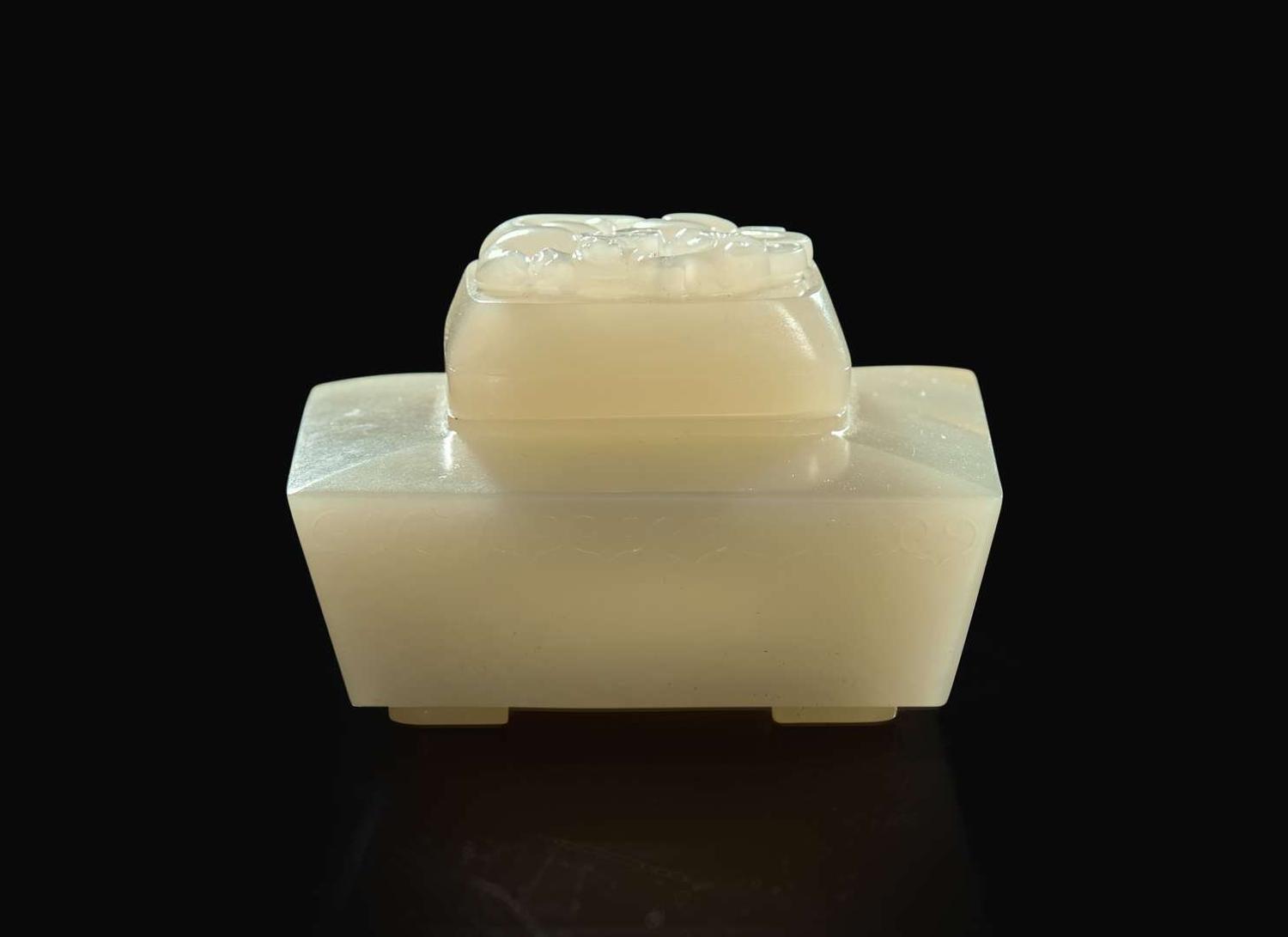 A Chinese celadon-white jade small water coupe and cover 青白玉螭龍鈕小水丞