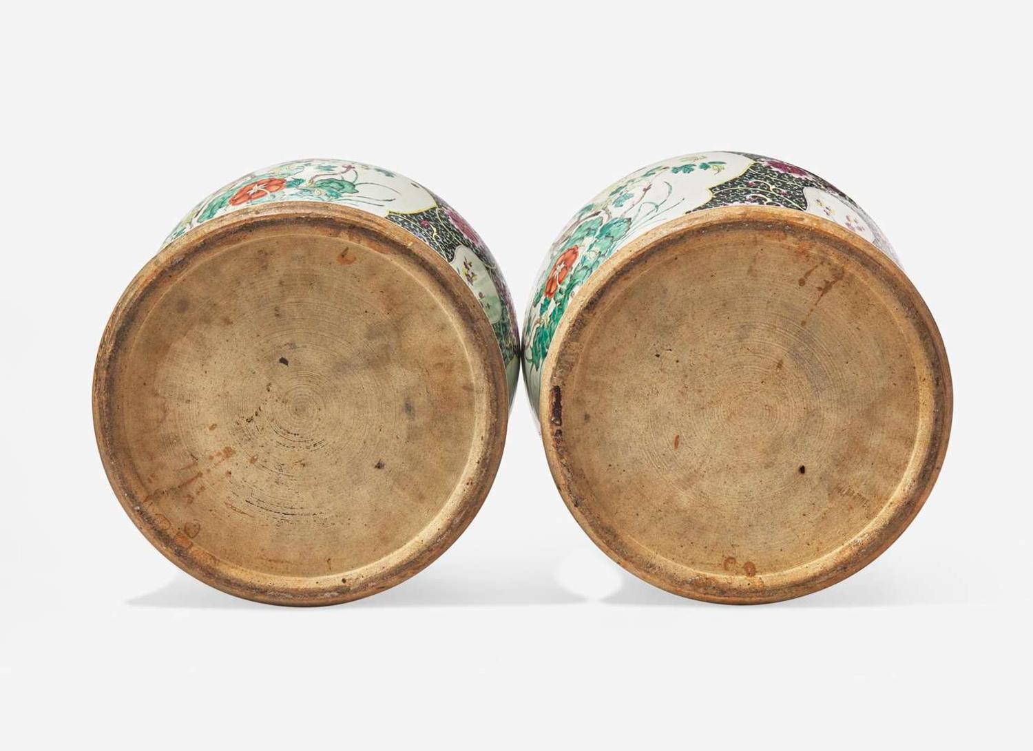 A pair of Chinese famille rose-decorated black ground jars and covers, Qing dynasty 粉彩墨地大蓋罐一對 清