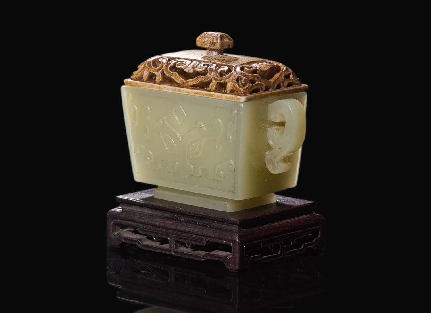 A small Chinese celadon-white jade coupe with cover and stand 青白玉帶蓋小水丞及底座