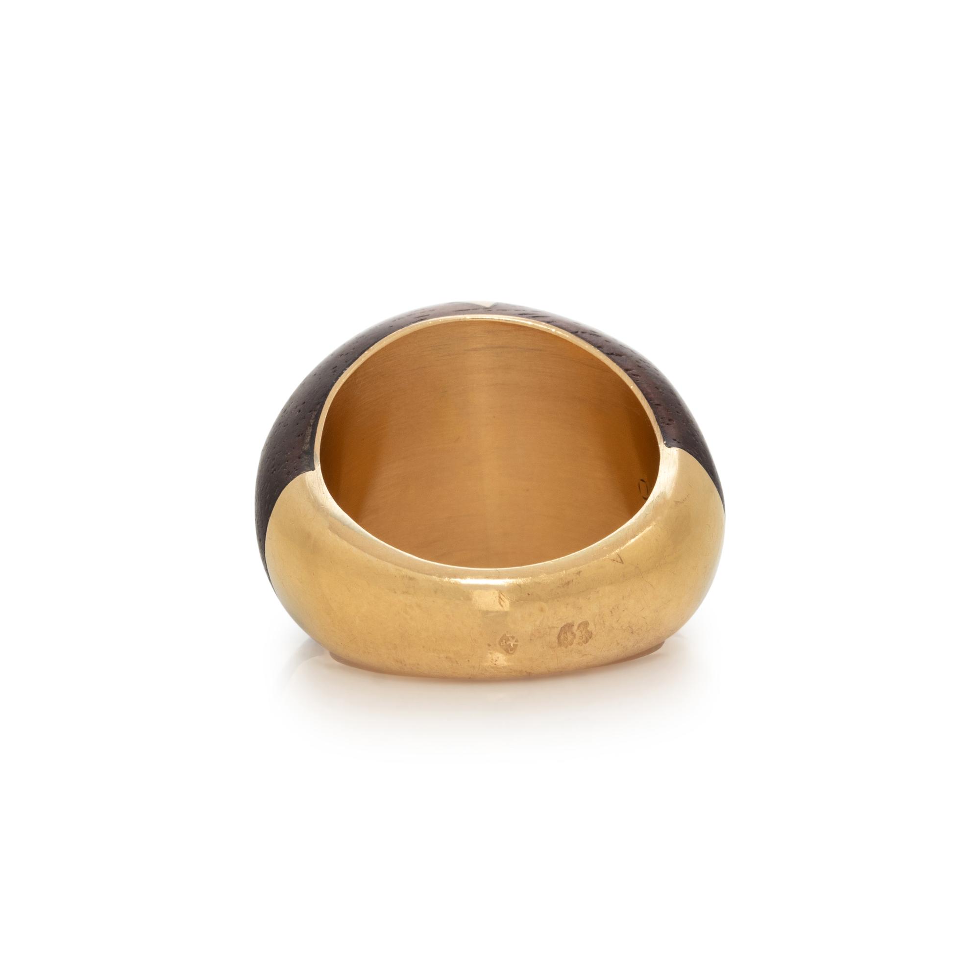 VAN CLEEF & ARPELS, YELLOW GOLD AND CARVED WOOD RING