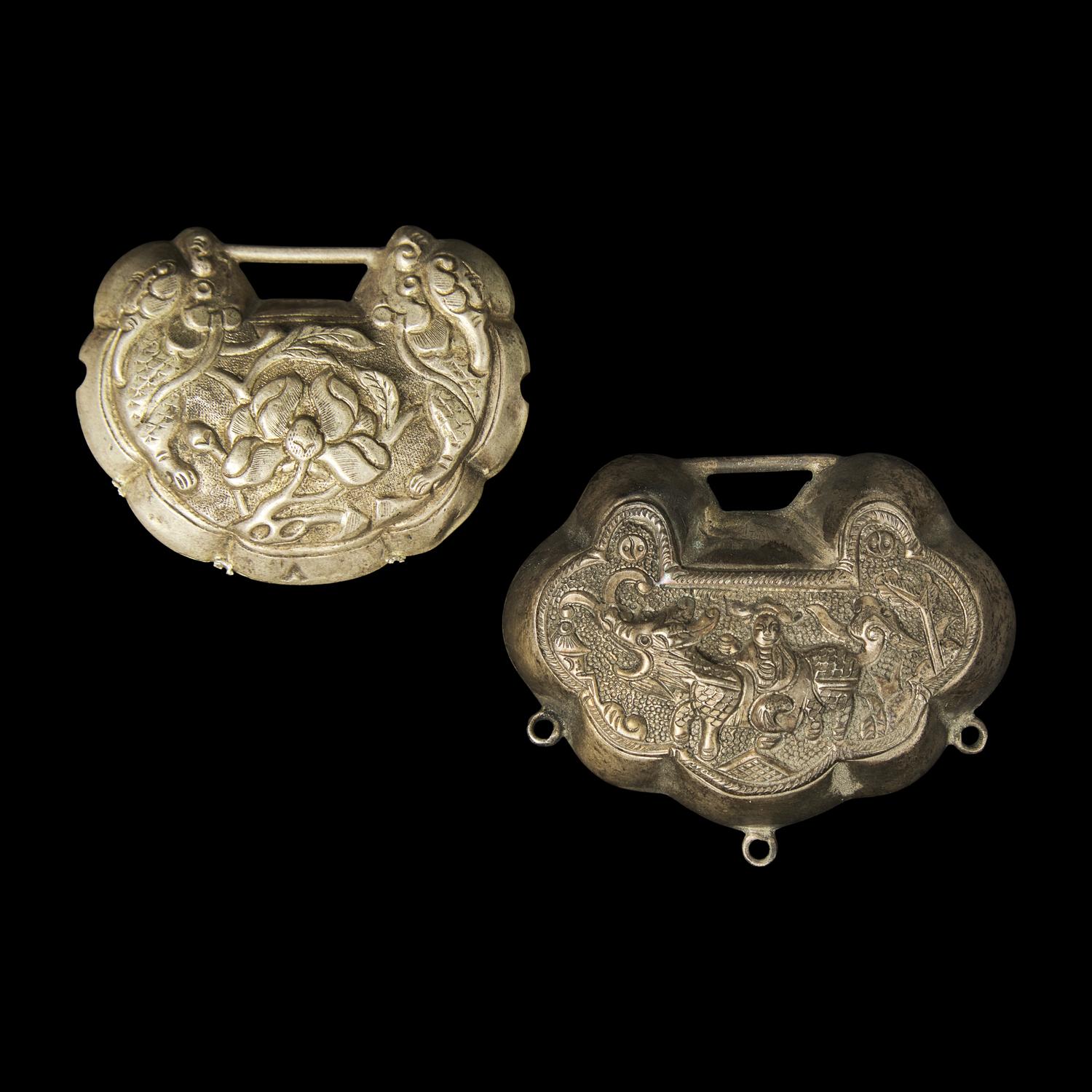 A Chinese Silver Necklace and Eight Chinese Silver Ruyi Lock-Form Pendants, Qing Dynasty 清 銀項圈一及銀如意頭形長命鎖一組八件