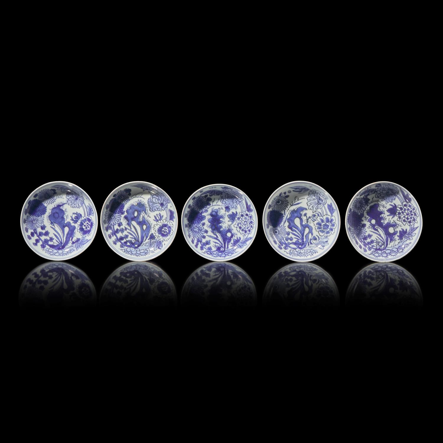 A Group of Five Chinese Blue and White "Chrysanthemum and Rockwork" Dishes, Ming Dynasty, 16th/17th Century — 明 青花菊石圖賞盤五件