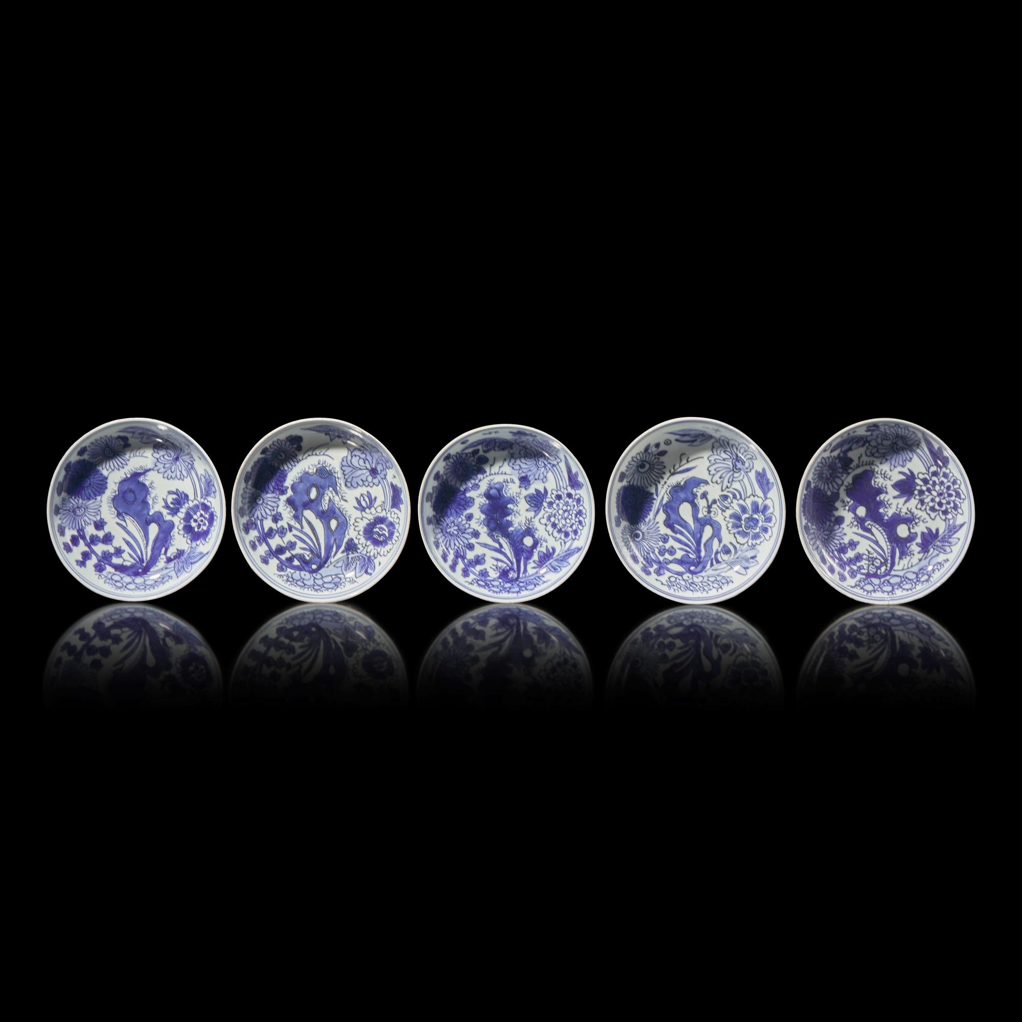A Group of Five Chinese Blue and White "Chrysanthemum and Rockwork" Dishes, Ming Dynasty, 16th/17th Century — 明 青花菊石圖賞盤五件