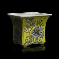 A Chinese Grisaille Decorated Yellow Ground Porcelain Rectangular 'Peony' Jardinière and Stand, Late Qing/Republic Period, Tihe Dianzhi Iron-Red Seal Mark 晚清-民國 黃地墨彩花卉紋長方水仙盆及承盤一套