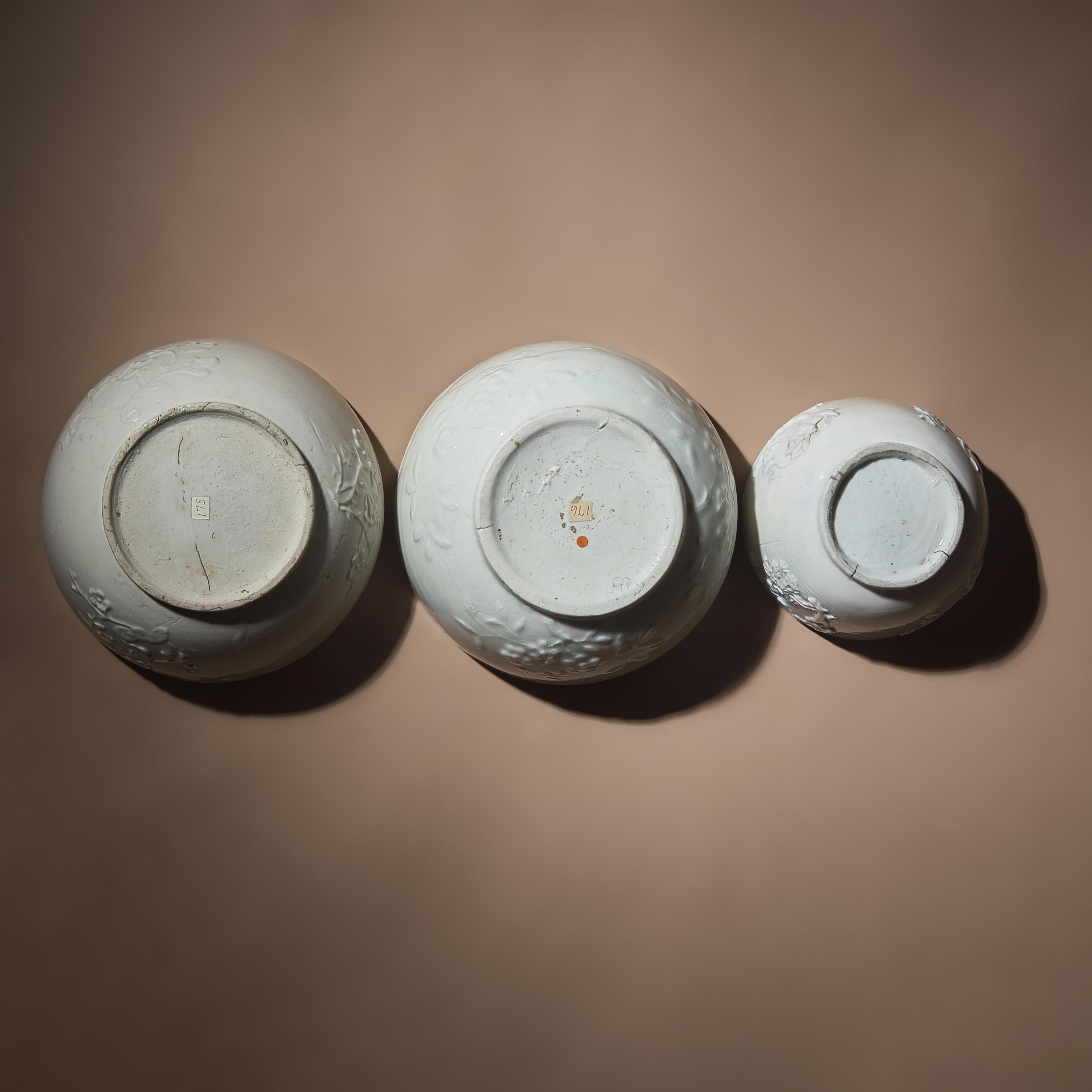 Three Large Chinese Blanc-de-Chine Molded Porcelain Bowls and Two Covers, Late 17th-18th Century — 清早期 德化白瓷模印花卉紋蓋碗三件