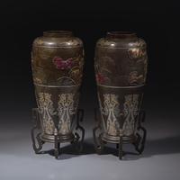 A Pair of Japanese Kaga Style Mixed Metal-Inlaid and Patinated Bronze Vases, Attributed to Suzuki Chokichi, Meiji Period — 日本明治時期 或爲鈴木長吉造 銅瓶一對