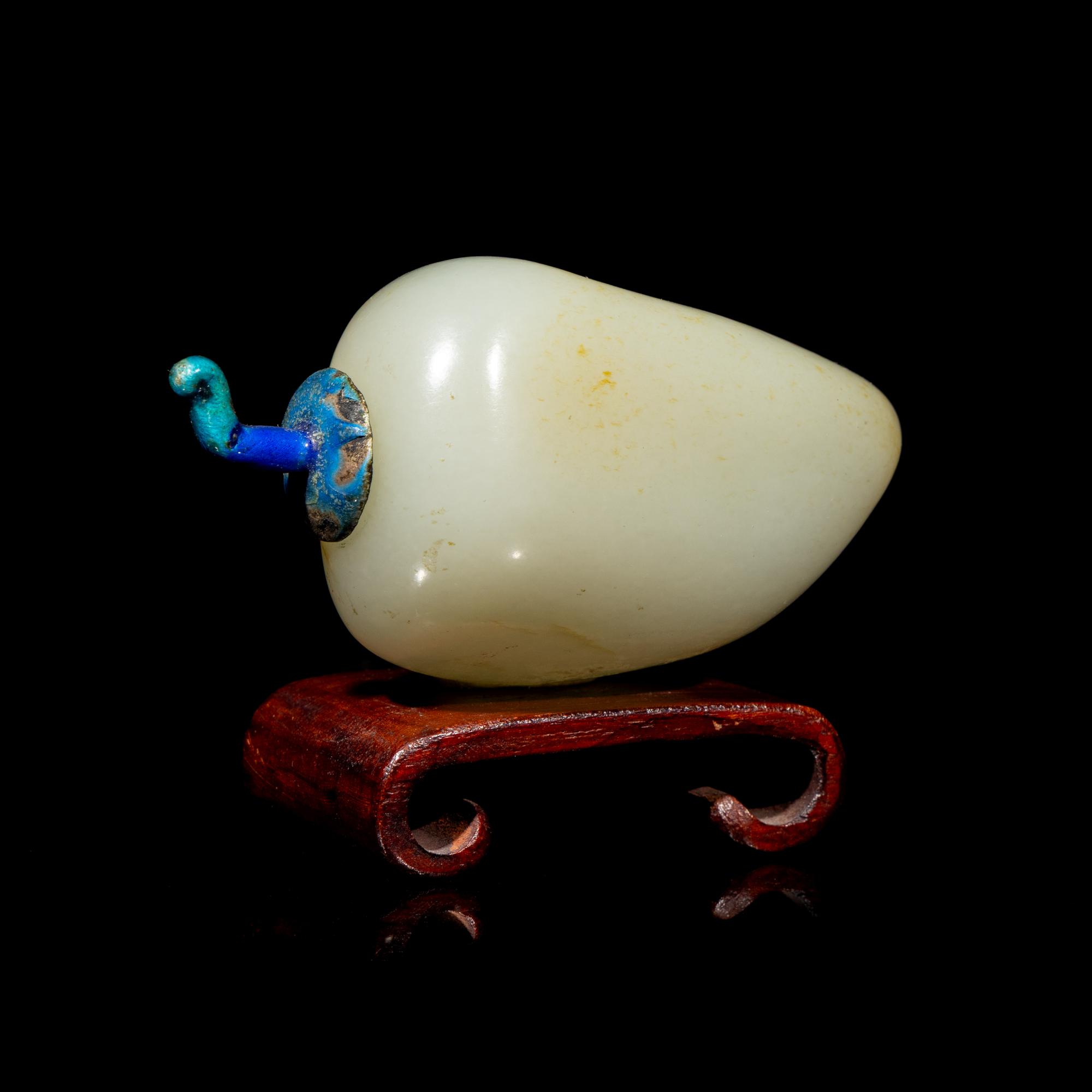 A Chinese Jade Pebble-Form Snuff Bottle, 18th/19th Century 清中期 白玉鼻烟壺