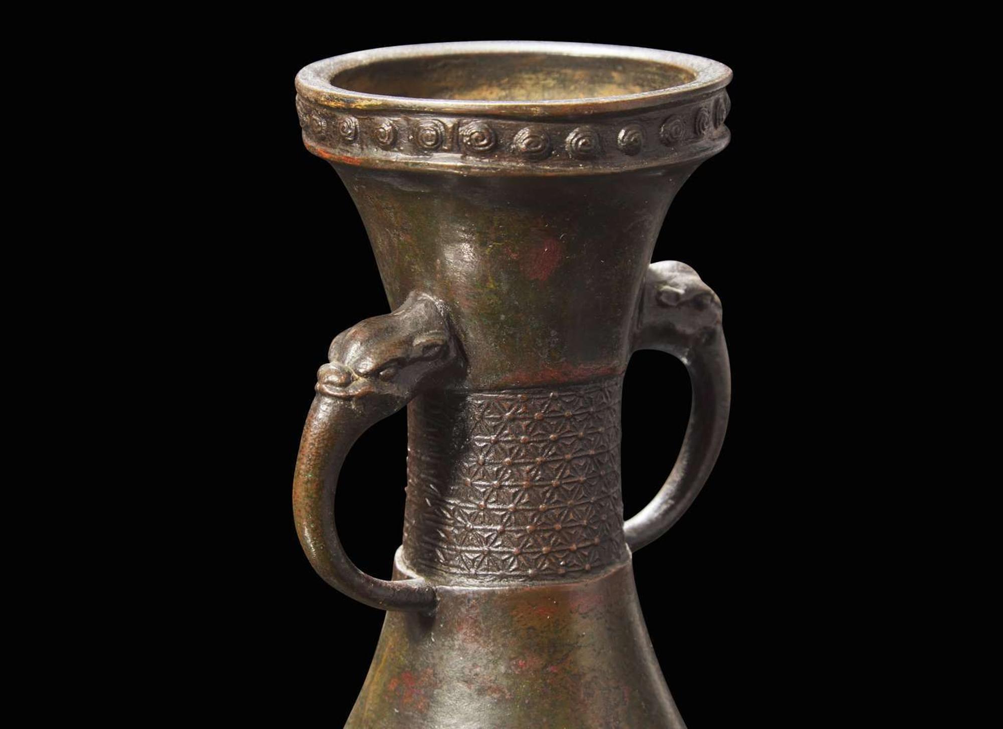 A Chinese patinated bronze vase, probably Yuan dynasty 銅加漆獸耳瓶 或元
