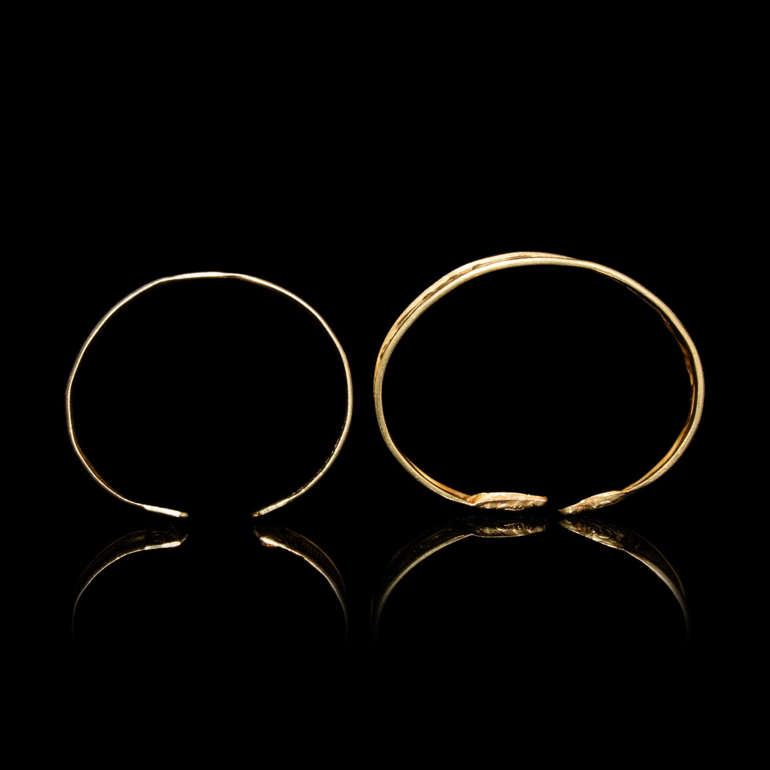 Two Chinese Gold Bracelets, Qianzhuo, Liao-Ming Dynasty 遼-明 花卉紋金鉗鐲兩件