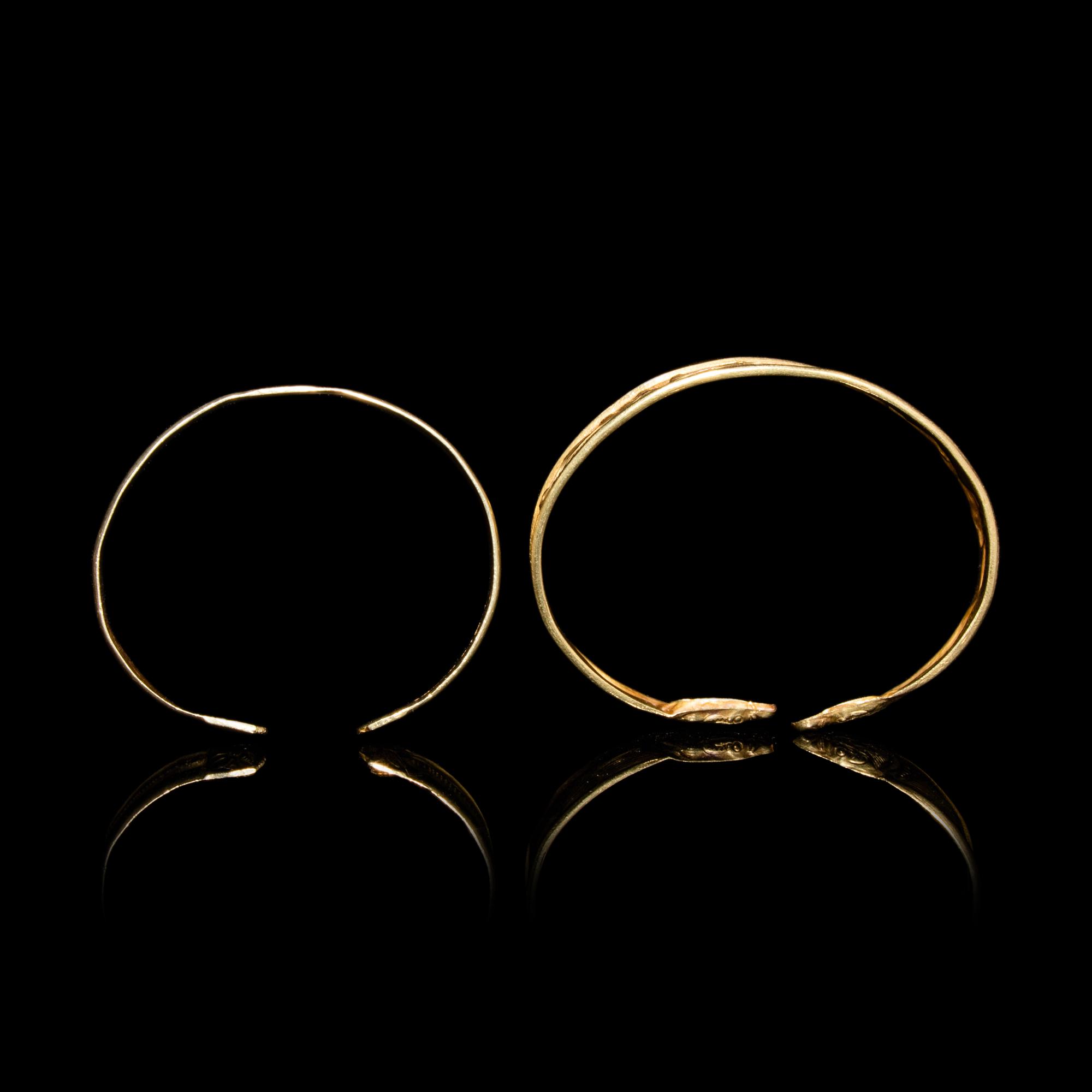 Two Chinese Gold Bracelets, Qianzhuo, Liao-Ming Dynasty 遼-明 花卉紋金鉗鐲兩件
