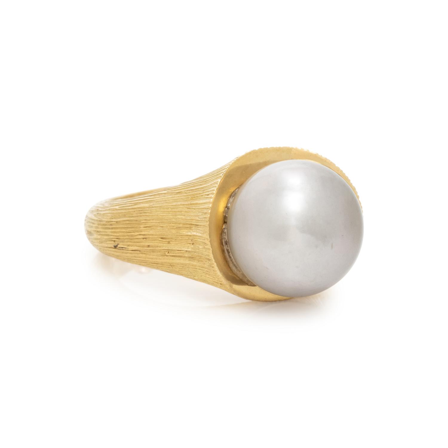 POTTER AND MELLEN, YELLOW GOLD AND CULTURED GREY PEARL RING