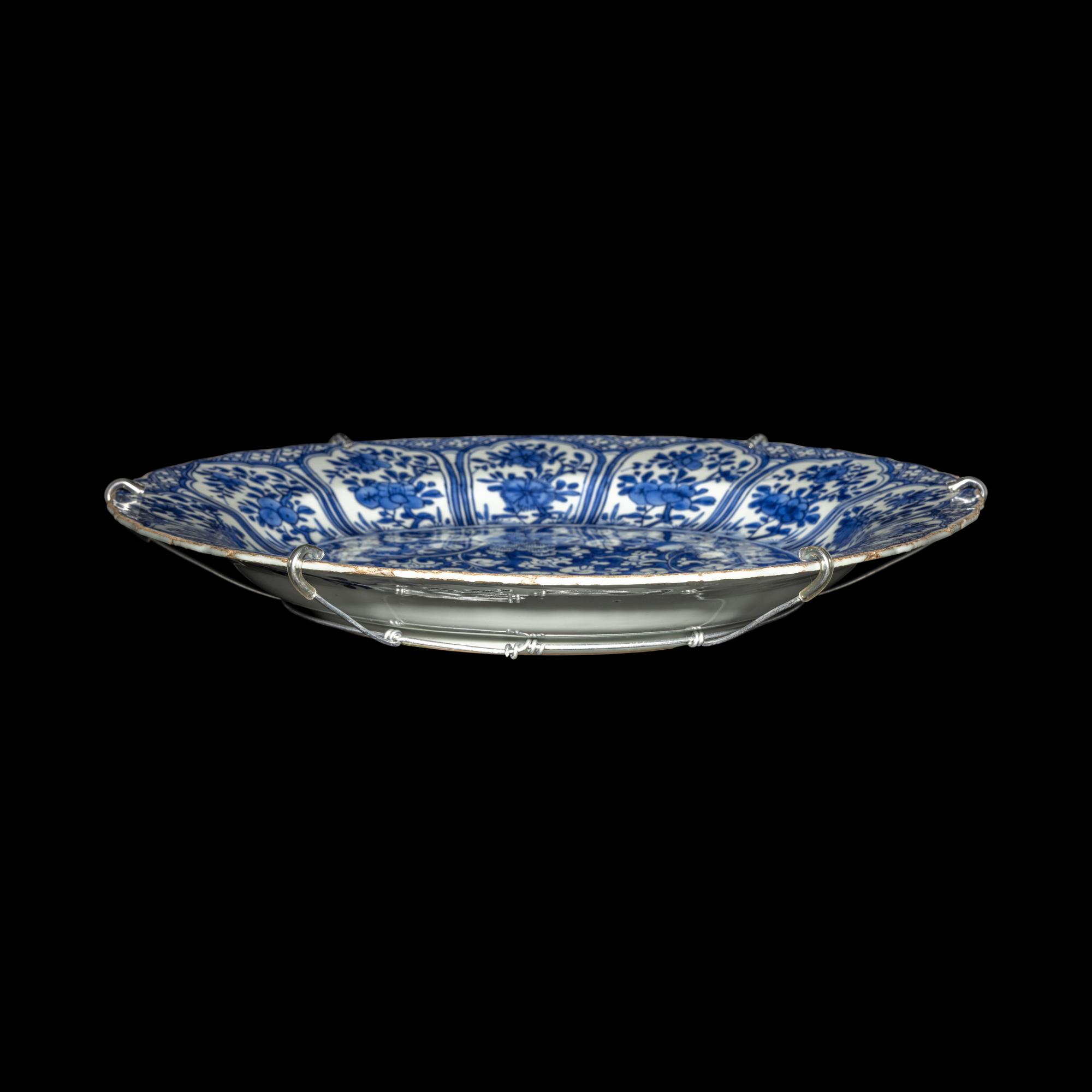 A Chinese Export Blue and White 'Peony' Porcelain Charger, Kangxi Period 清康熙 外銷青花纏枝牡丹紋大盤