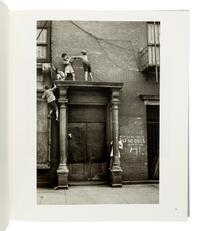 [LEVITT, Helen (1913-2009)]. PROSE, Francine. Crosstown. New York: PowerHouse Books, 2001.