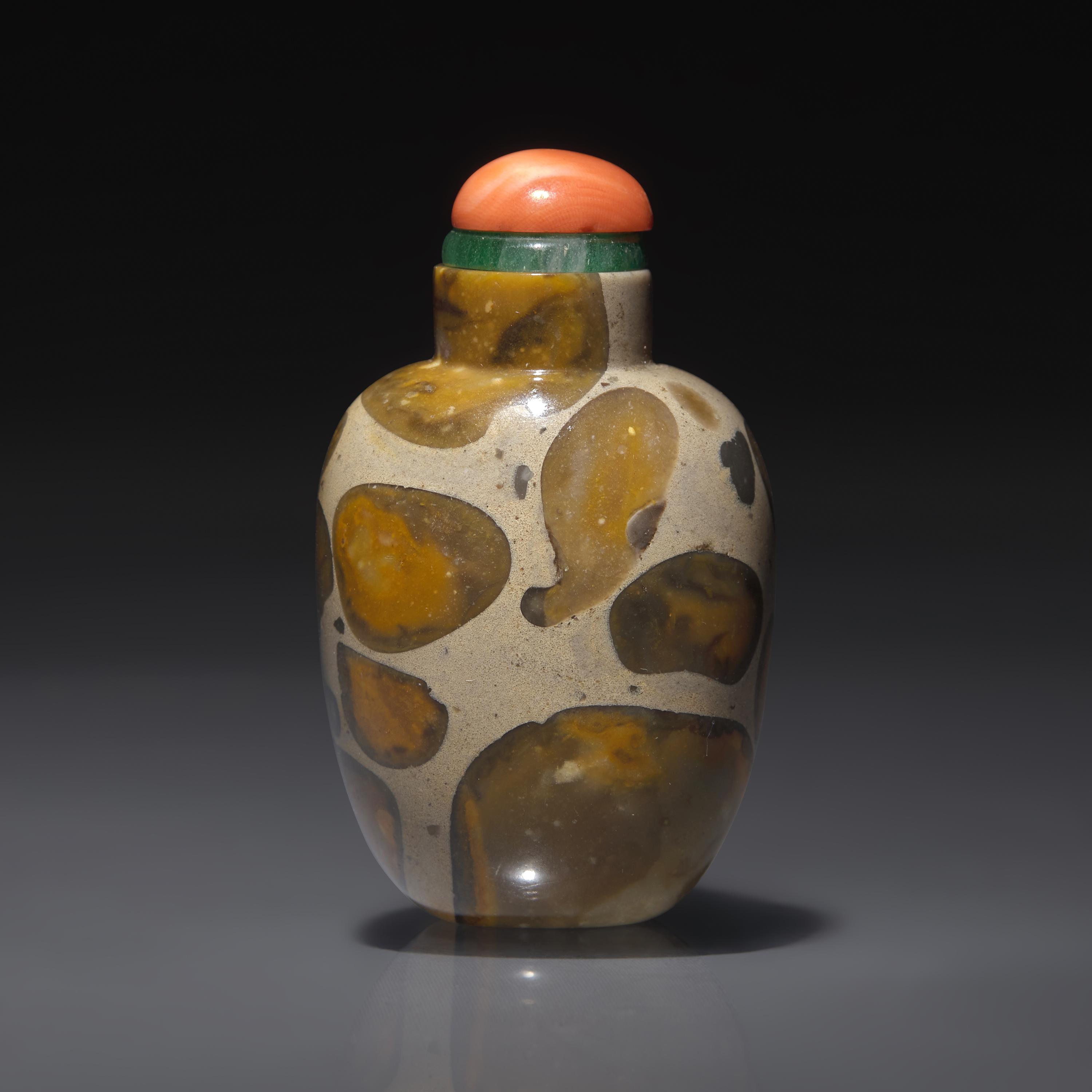 A Chinese Puddingstone Snuff Bottle, Qing Dynasty, Circa 1780-1850 — 1780–1850年 抱子石鼻煙壺