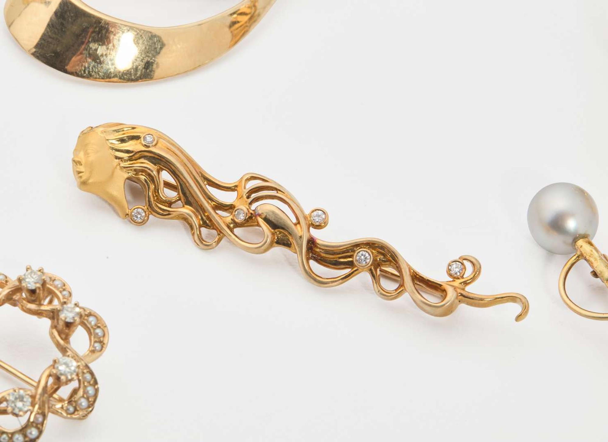 A Miscellaneous Collection of Brooches and Pins