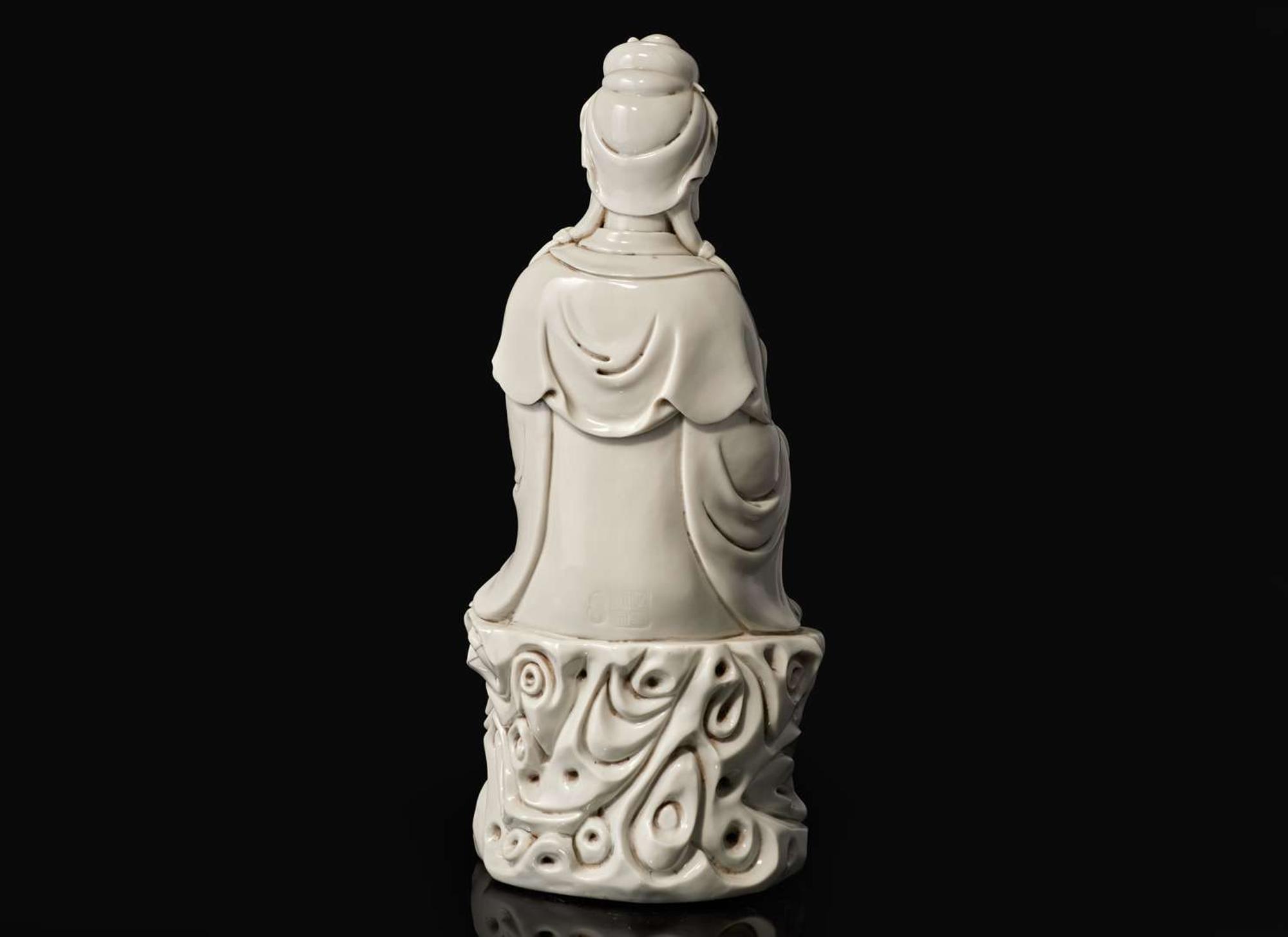 A Chinese Dehua blanc de chine figure of seated Guanyin 德化窯觀音坐像