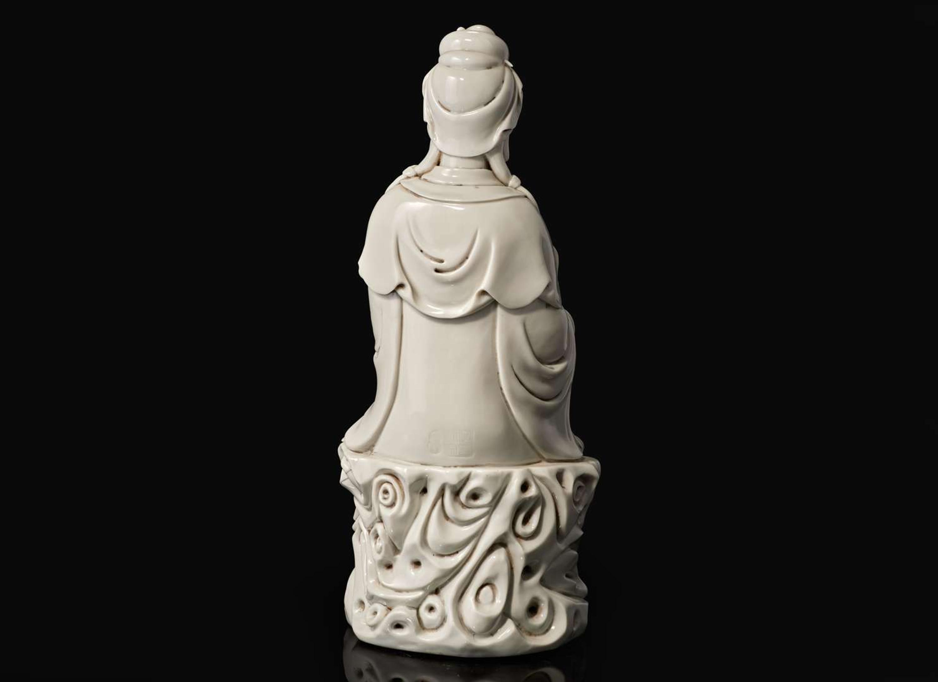 A Chinese Dehua blanc de chine figure of seated Guanyin 德化窯觀音坐像