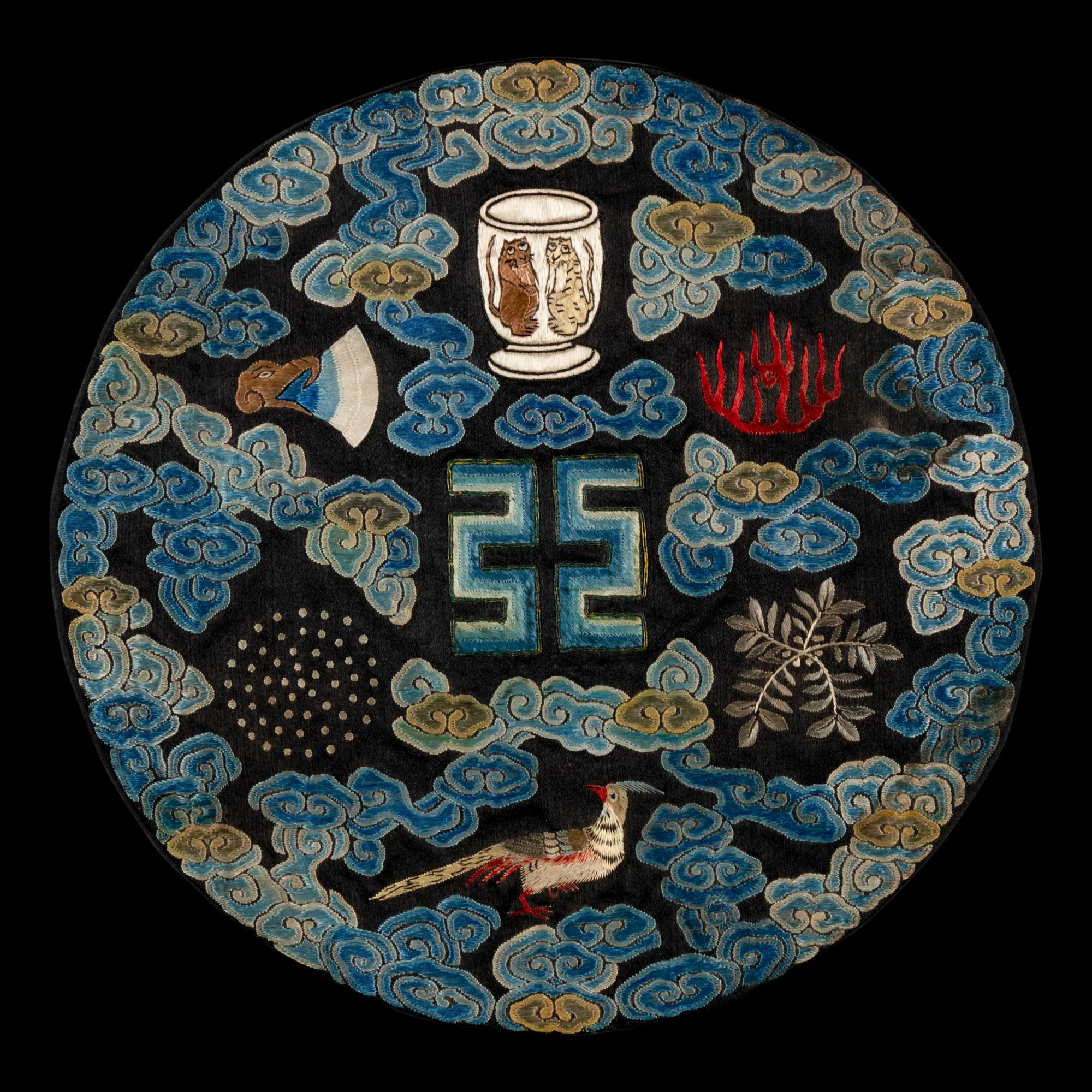 A Chinese Black Ground Embroidered Silk Roundel, Republican Period 民國 仿官補子綉片
