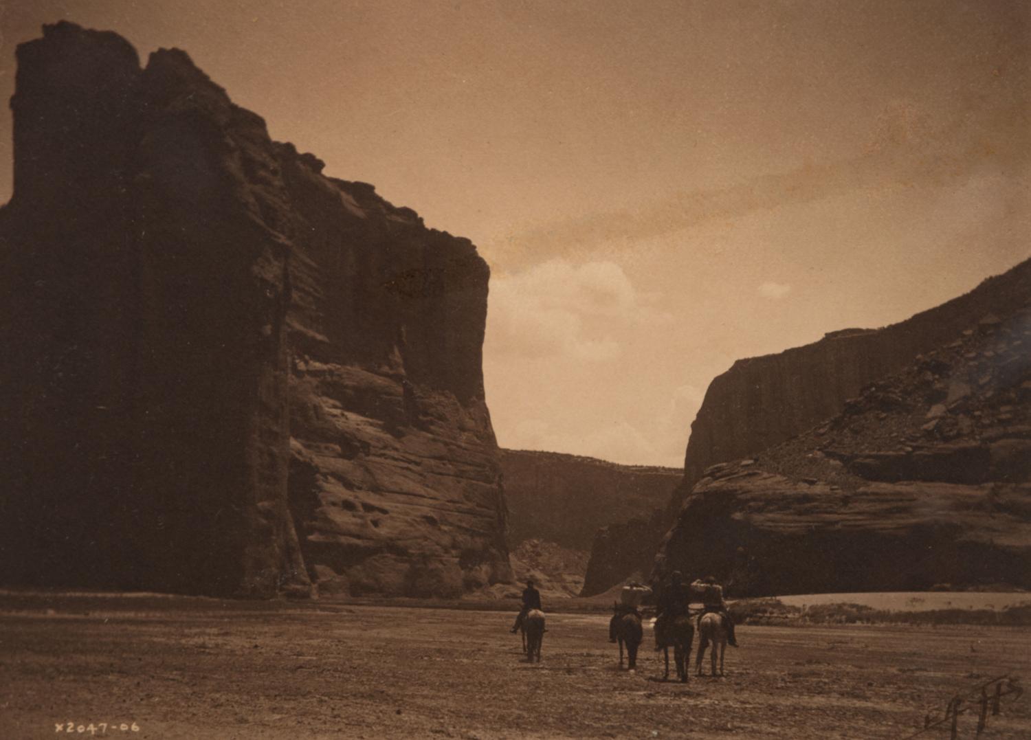 CURTIS, Edward (1868-1952), photographer. Cannon de Chelly - Navaho . 1904.