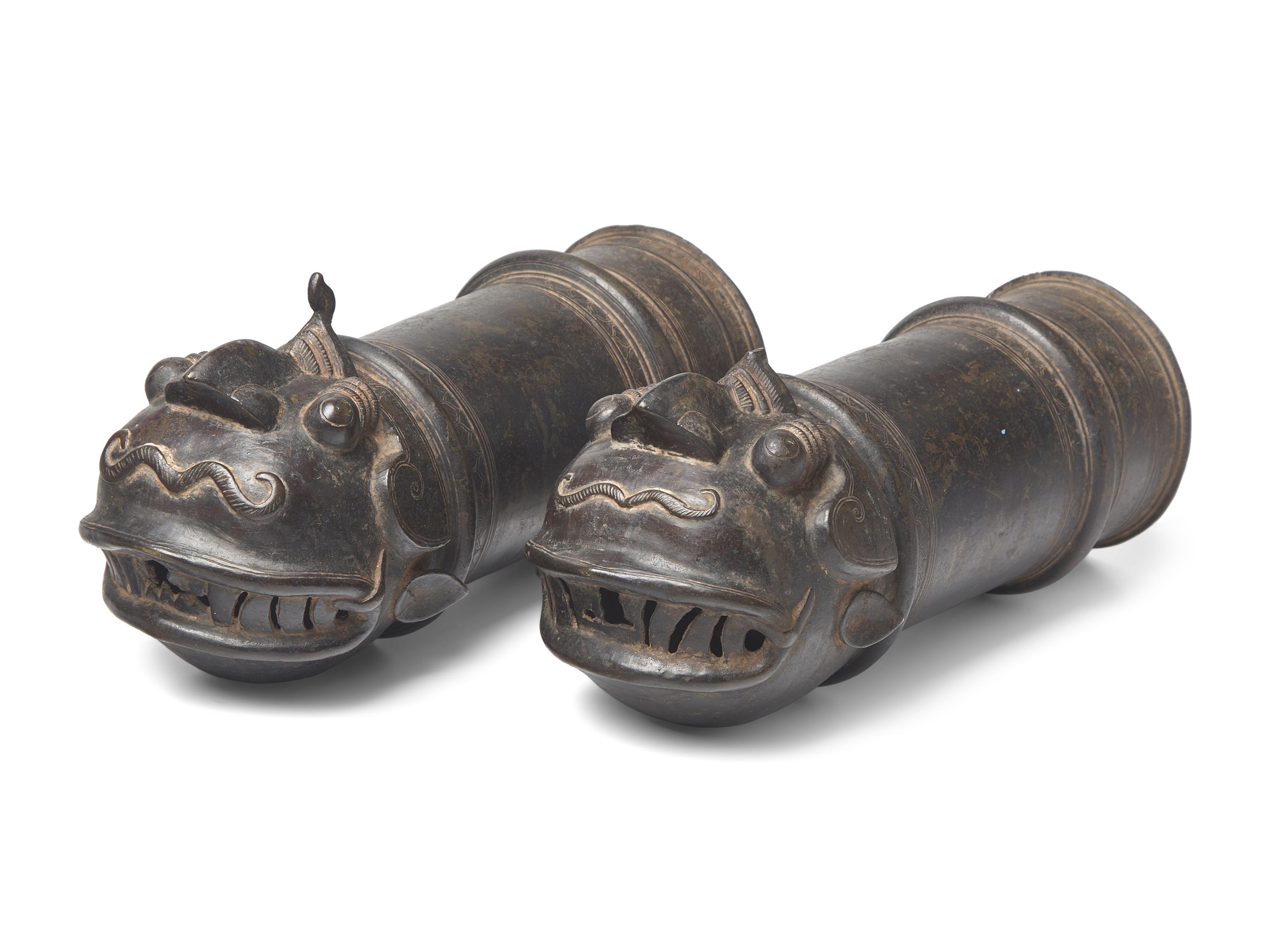 A Pair of Indian Patinated Bronze Palanquin Finials, 19th Century or Earlier 十九世紀或更早 印度銅虎首車轝一對