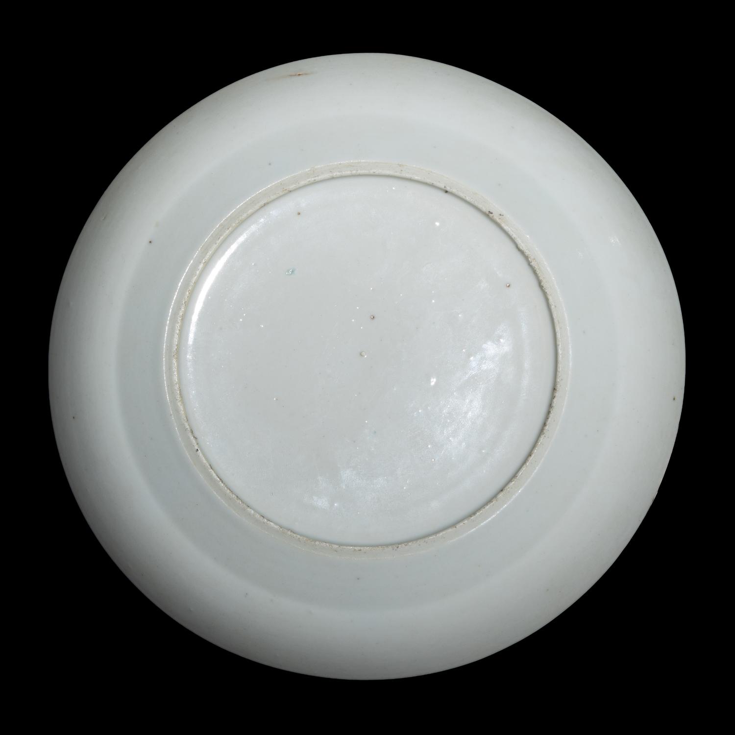 A Group of Eight Assorted Chinese Rose Medallion Dishes and a Charger, Second Half 19th Century 清晚期 廣彩賞盤一組八件