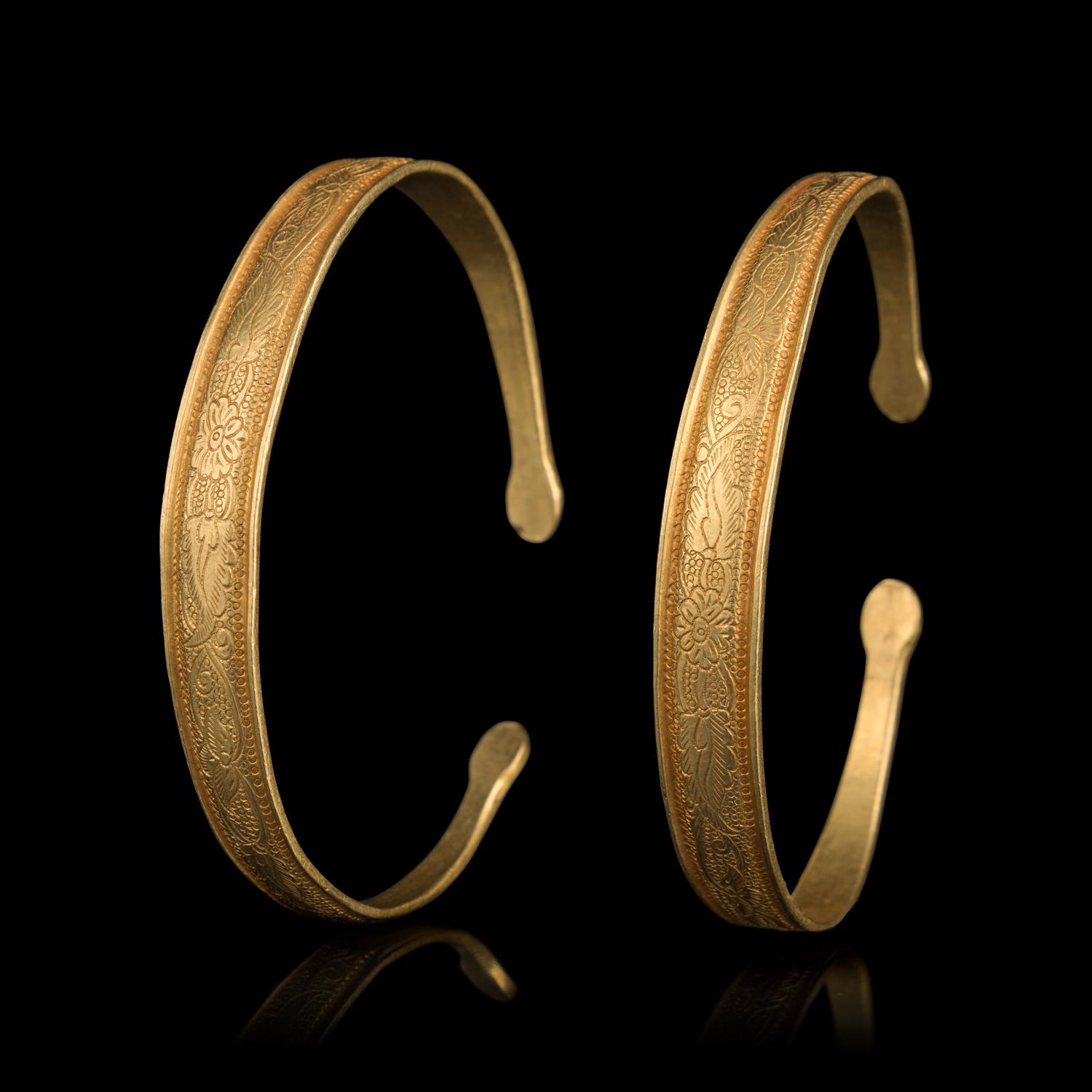 A Pair of Chinese Gold Bracelets, Qianzhuo, Liao Dynasty 遼 蛇首魚子地鏨花卉紋金鉗鐲一對