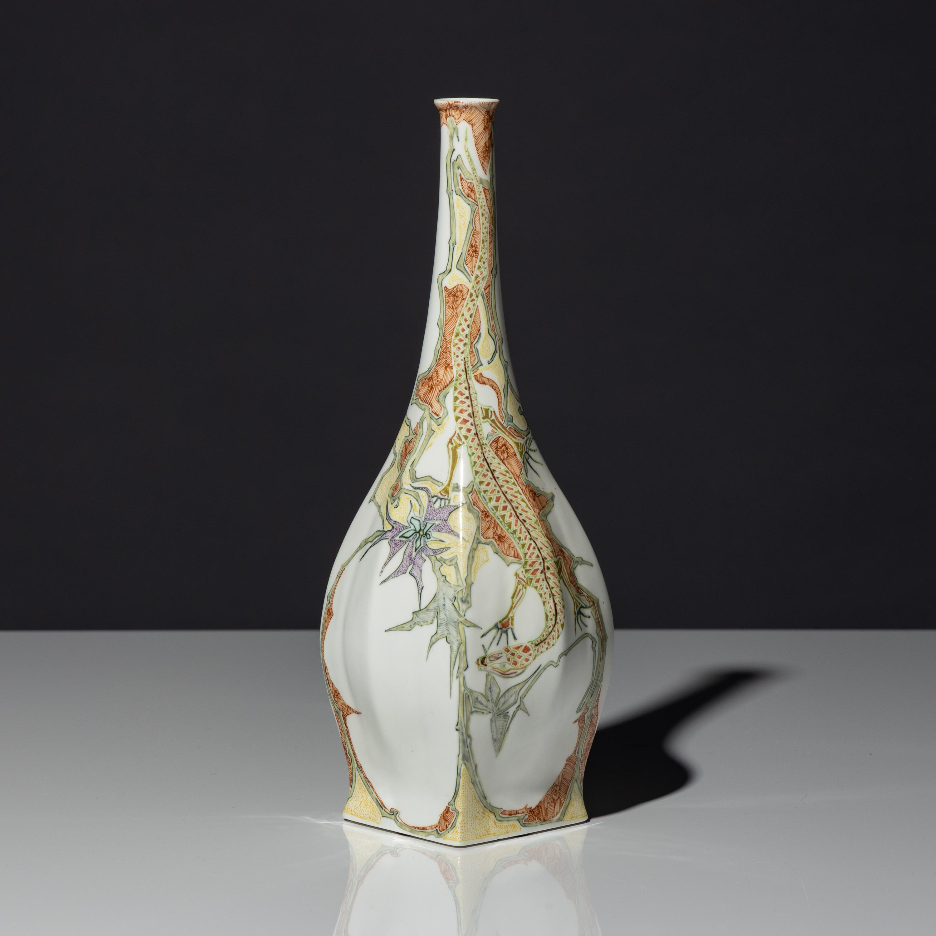 Eggshell porcelain vase with polychrome lizard decor, model 89