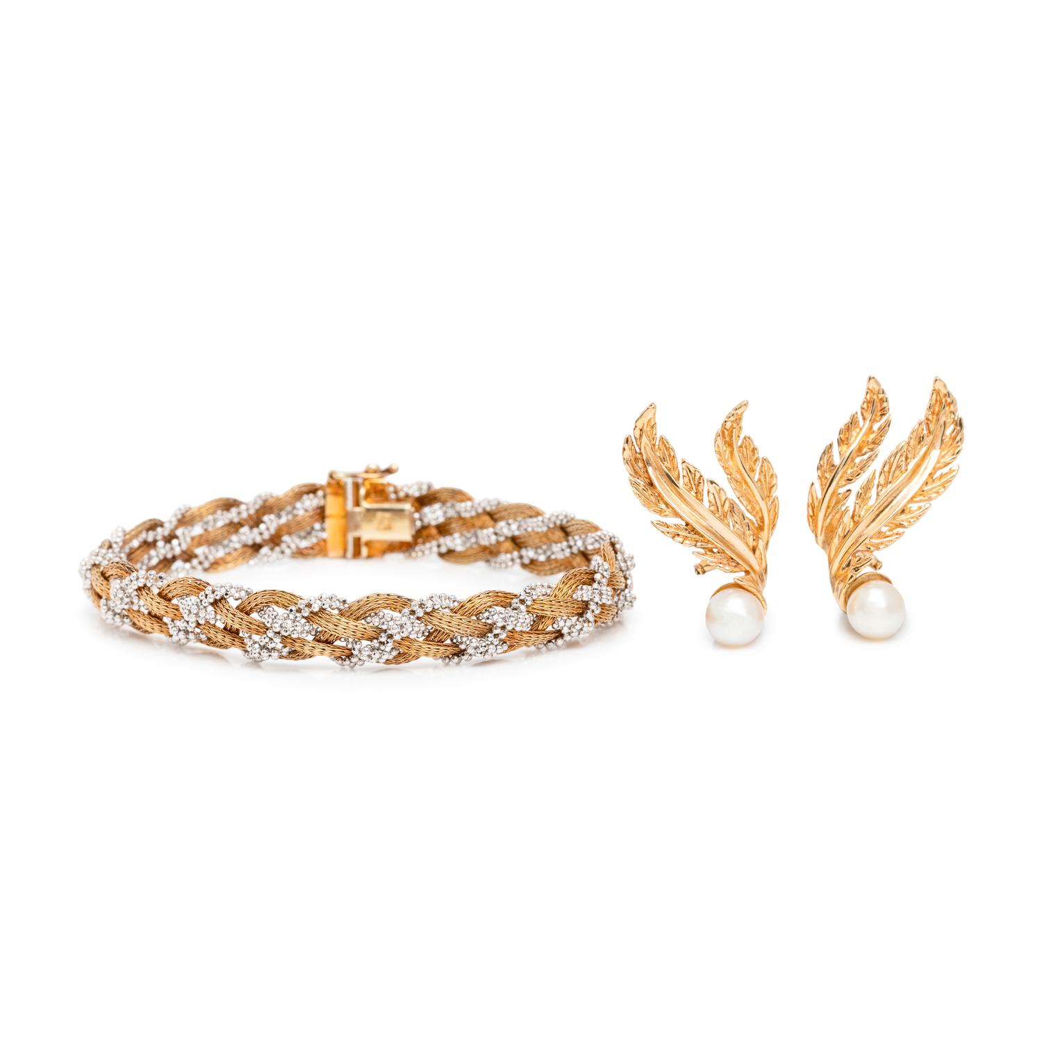 BICOLOR GOLD BRACELET AND YELLOW GOLD AND CULTURED PEARL EARRINGS