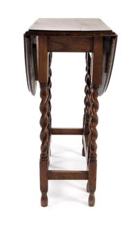 A William and Mary Style Oak Gate-Leg Table Height 28 3/4 inches. — 20TH CENTURY