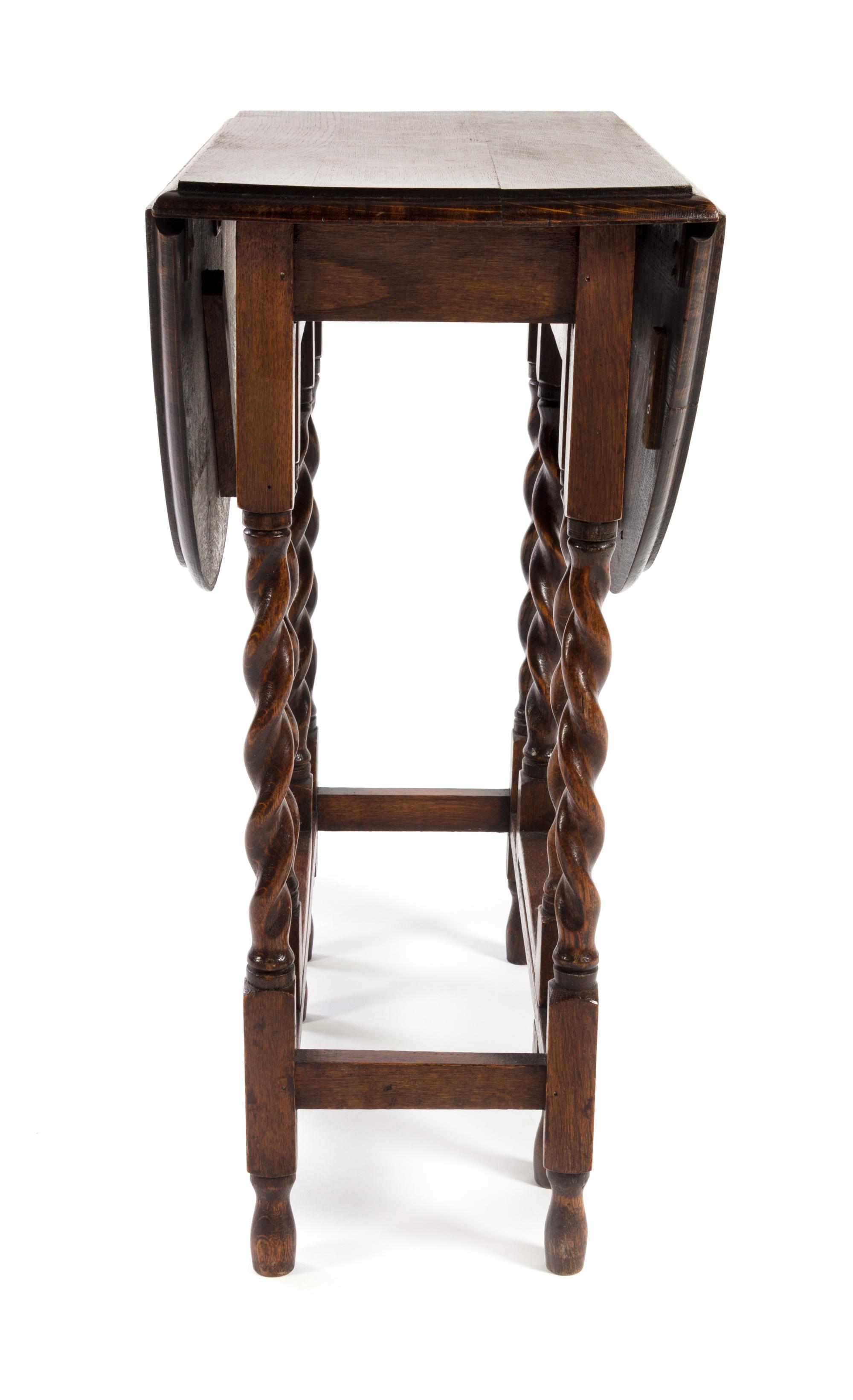 A William and Mary Style Oak Gate-Leg Table Height 28 3/4 inches. — 20TH CENTURY