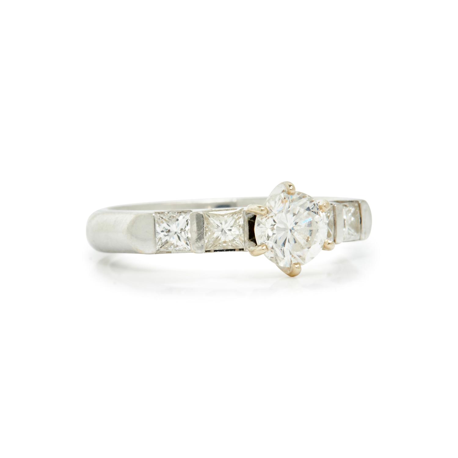 WHITE GOLD AND DIAMOND RING
