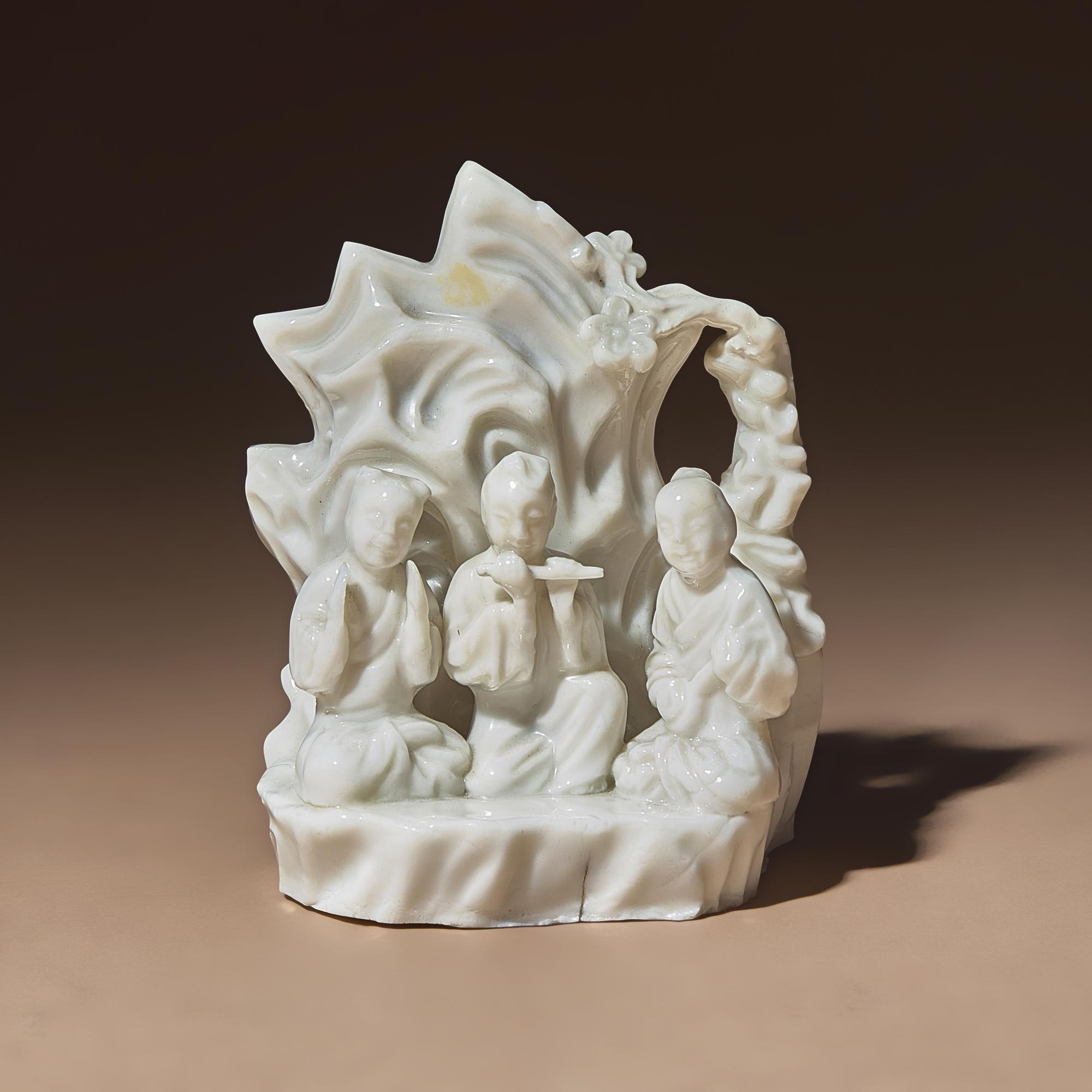 A Chinese Blanc-de-Chine Porcelain Figural Group of Three Musicians, 18th Century — 清中期 德化白瓷塑吹奏圖山子