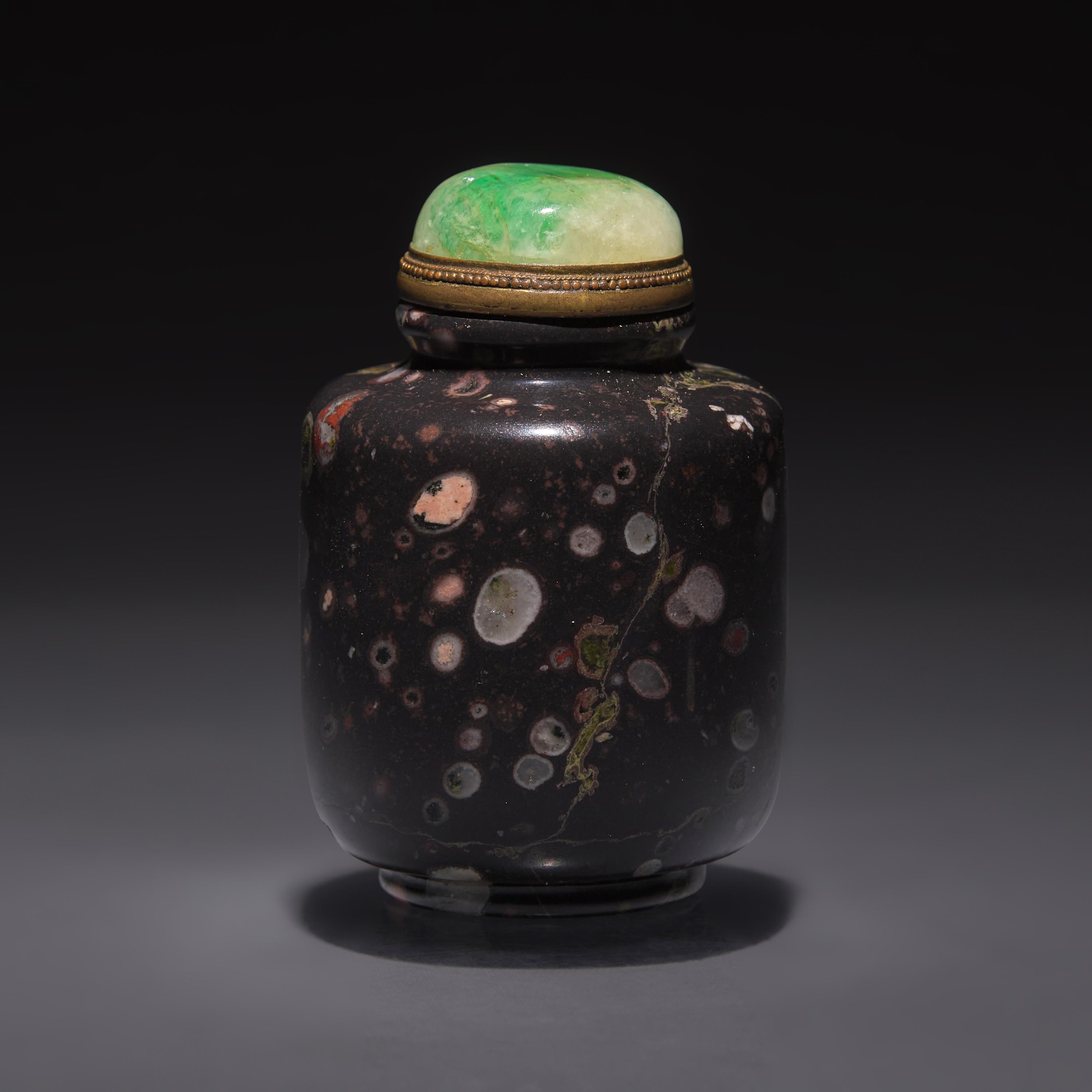 A Chinese Amygdaloidal Basalt Snuff Jarlet, 19th/20th Century — 清晚期-民國 玄武岩鼻煙罐