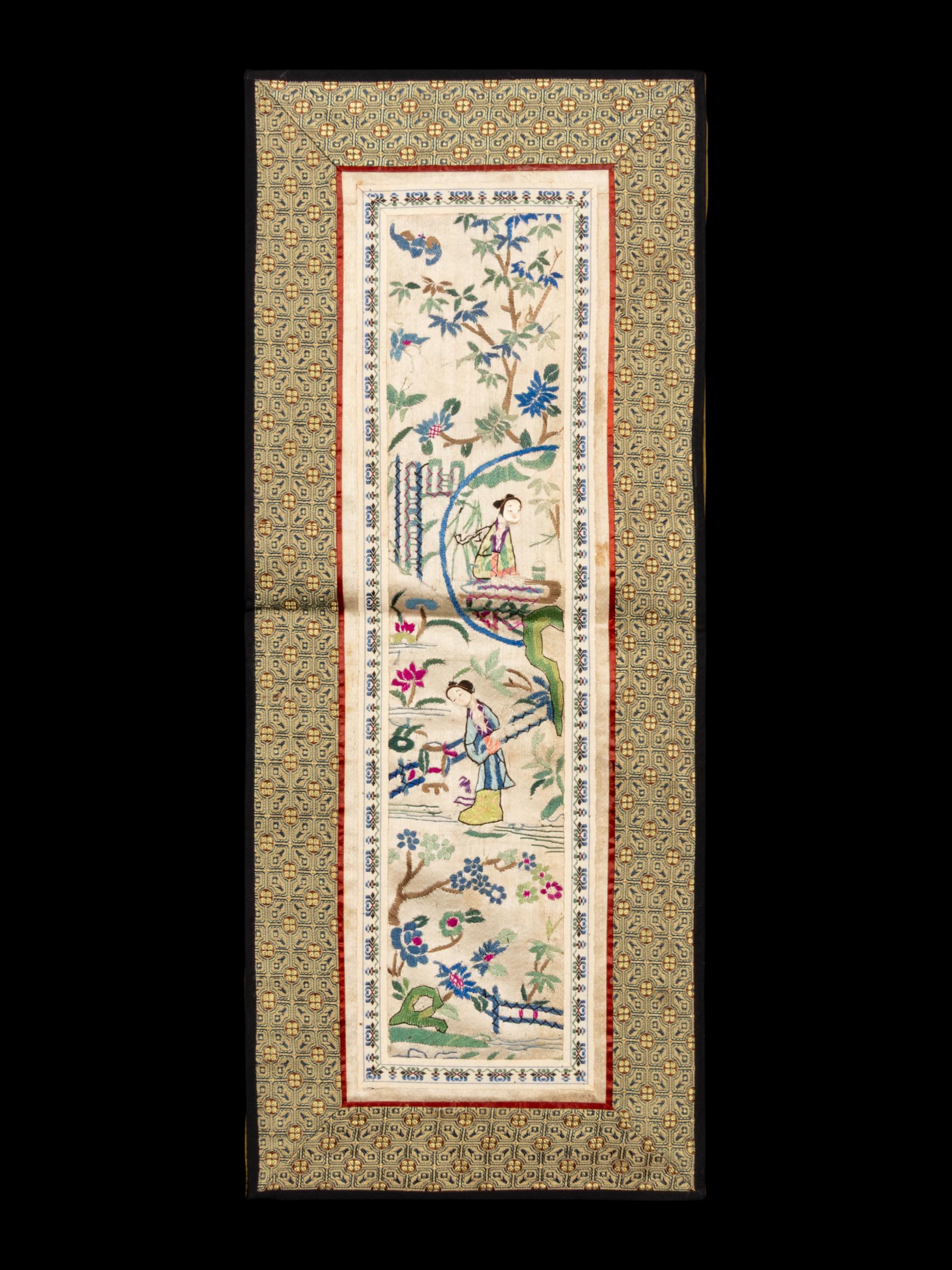 A Collection of 33 Chinese Embroidered Silk Panels 近代 綉片33幅