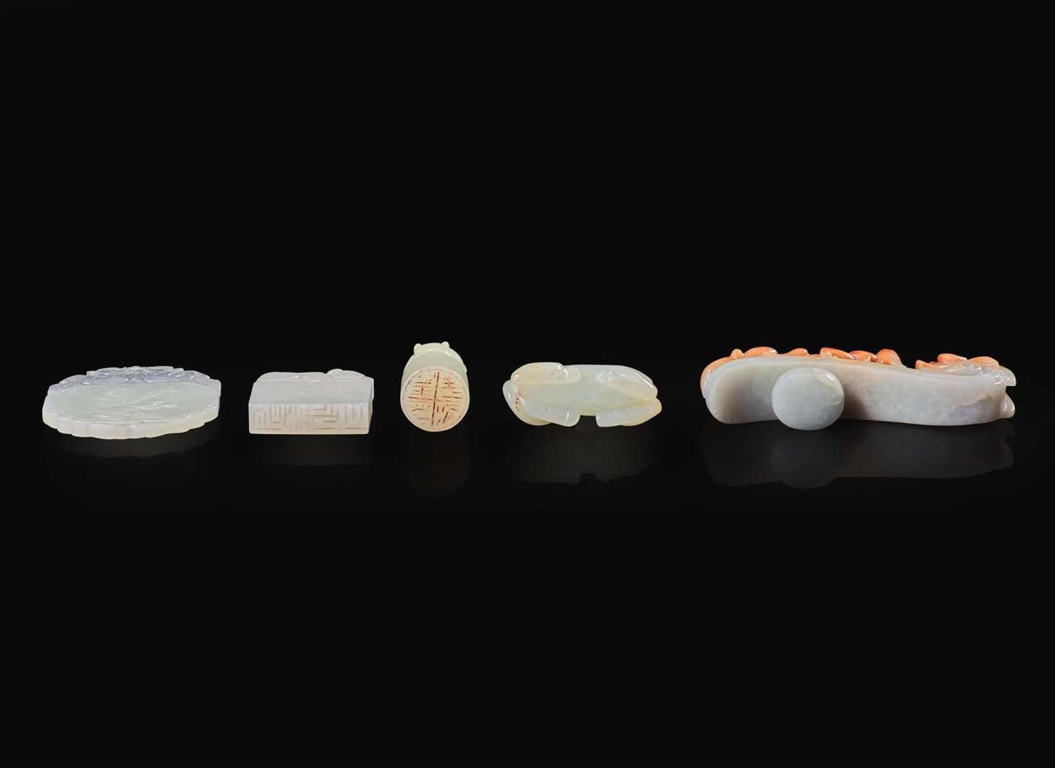 Five Chinese jade and jadeite carvings 玉雕一組五件