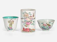 Two Chinese famille rose-decorated cups and a brush pot, 19th to 20th century 粉彩杯兩件與筆洗一組