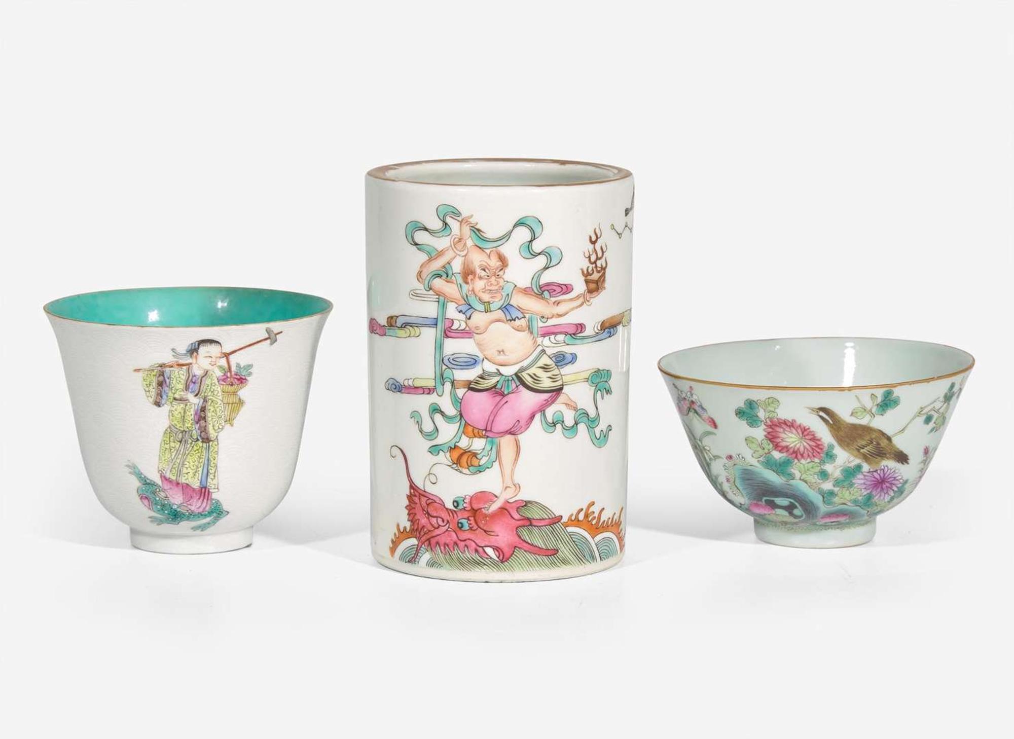 Two Chinese famille rose-decorated cups and a brush pot, 19th to 20th century 粉彩杯兩件與筆洗一組