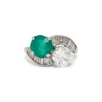 DIAMOND AND COLOMBIAN EMERALD 'TOI ET MOI' RING