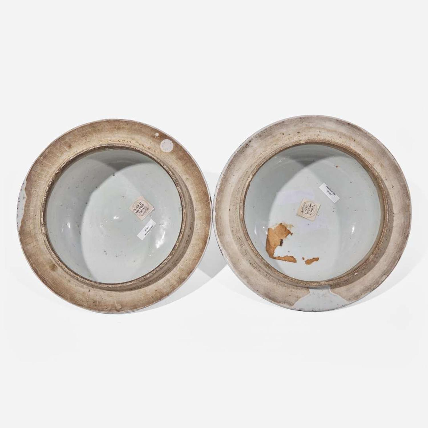 A pair of large Chinese blue and white porcelain jars and covers 青花帶蓋大罐一對 Kangxi period ? ??