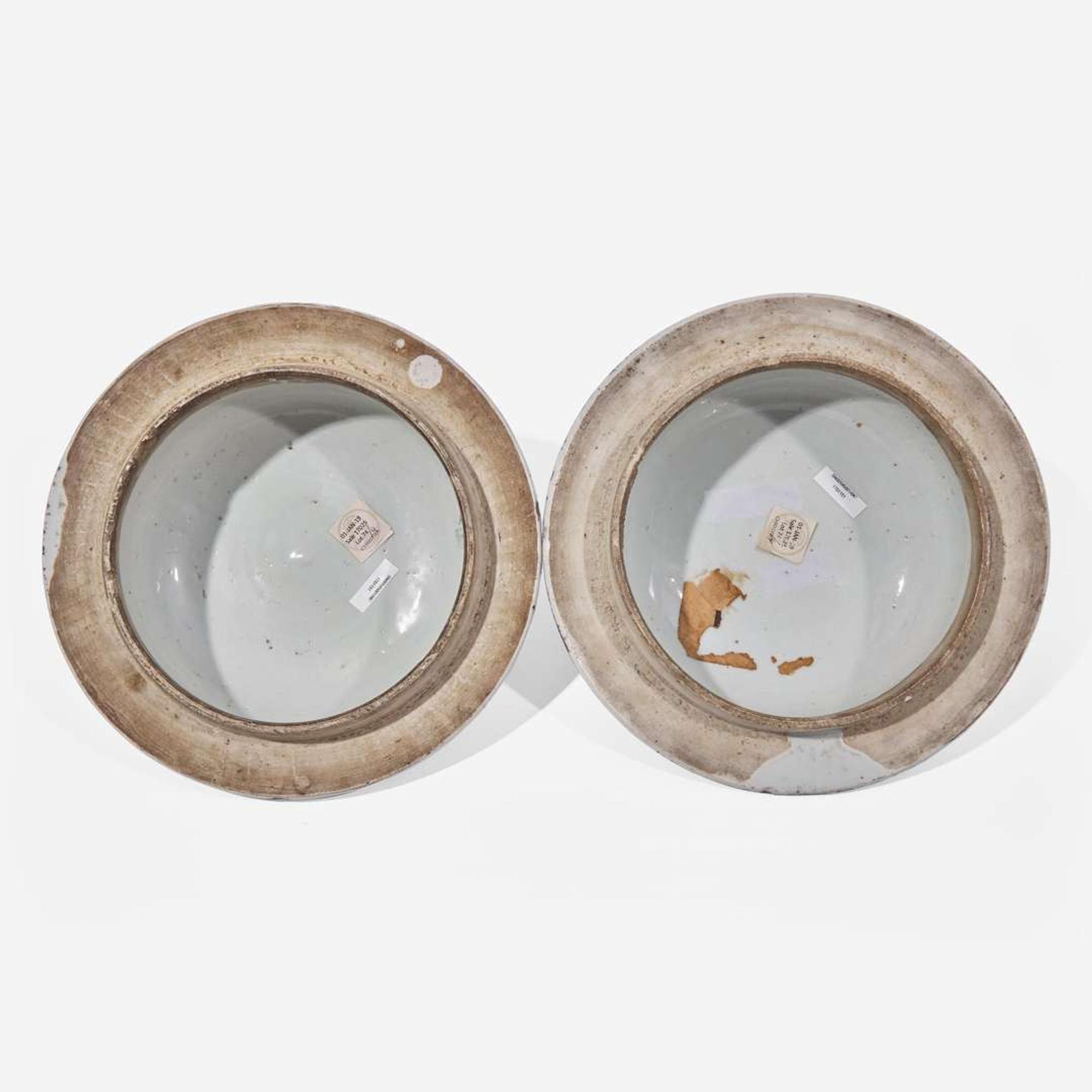A pair of large Chinese blue and white porcelain jars and covers 青花帶蓋大罐一對 Kangxi period ? ??
