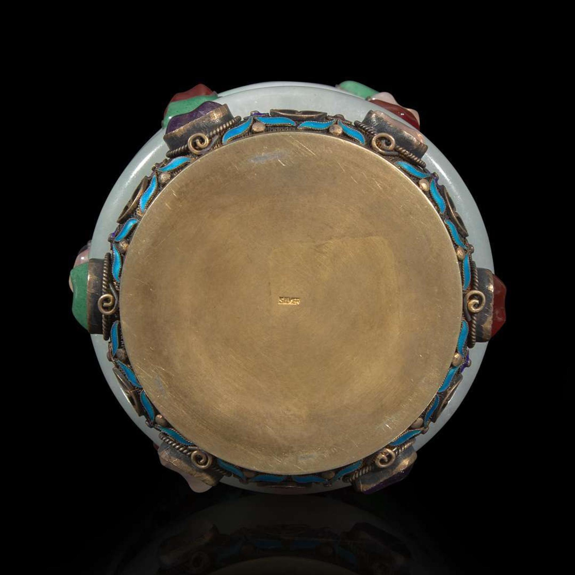 A Chinese jadeite and hardstone-embellished silver box and cover 翡翠宝石镶嵌银盖盒 20th century ????