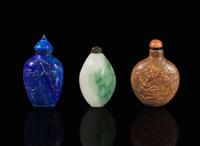 A group of three Chinese hardstone and glass snuff bottles 鼻煙壺一組三件