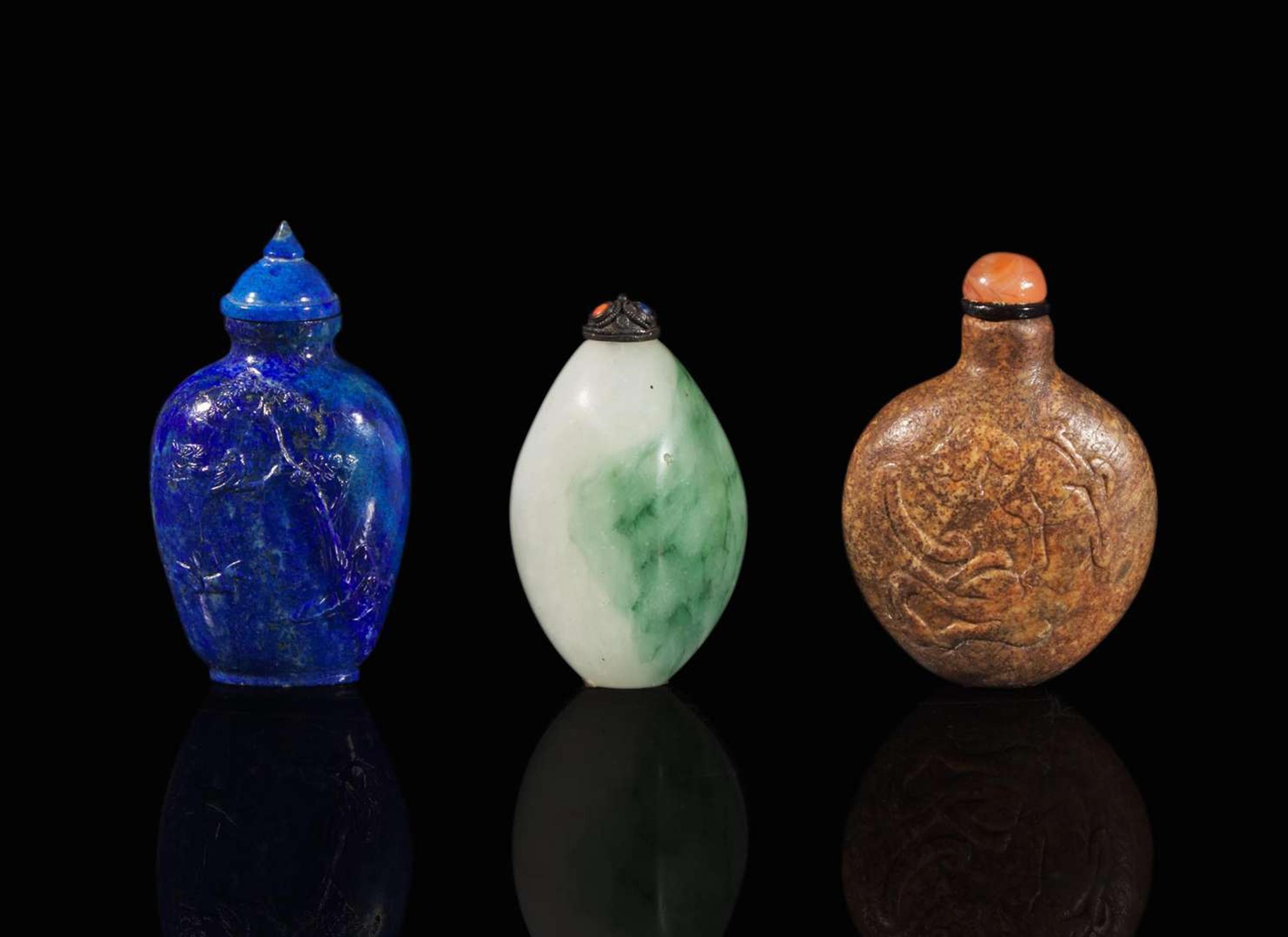 A group of three Chinese hardstone and glass snuff bottles 鼻煙壺一組三件