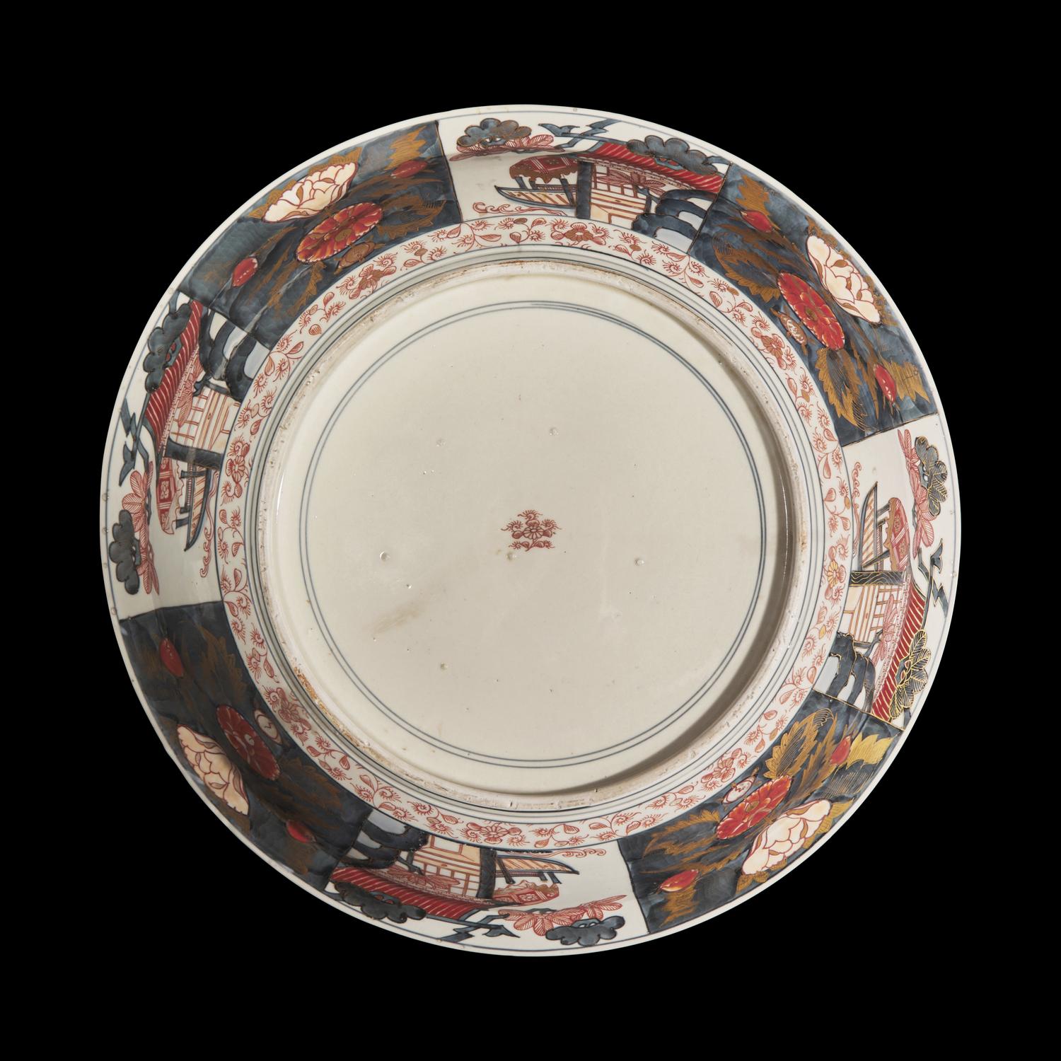 A Very Large Japanese Imari Porcelain Dish, Circa 1700-1750 日本 1700-1750 伊萬里烧花卉紋賞盤