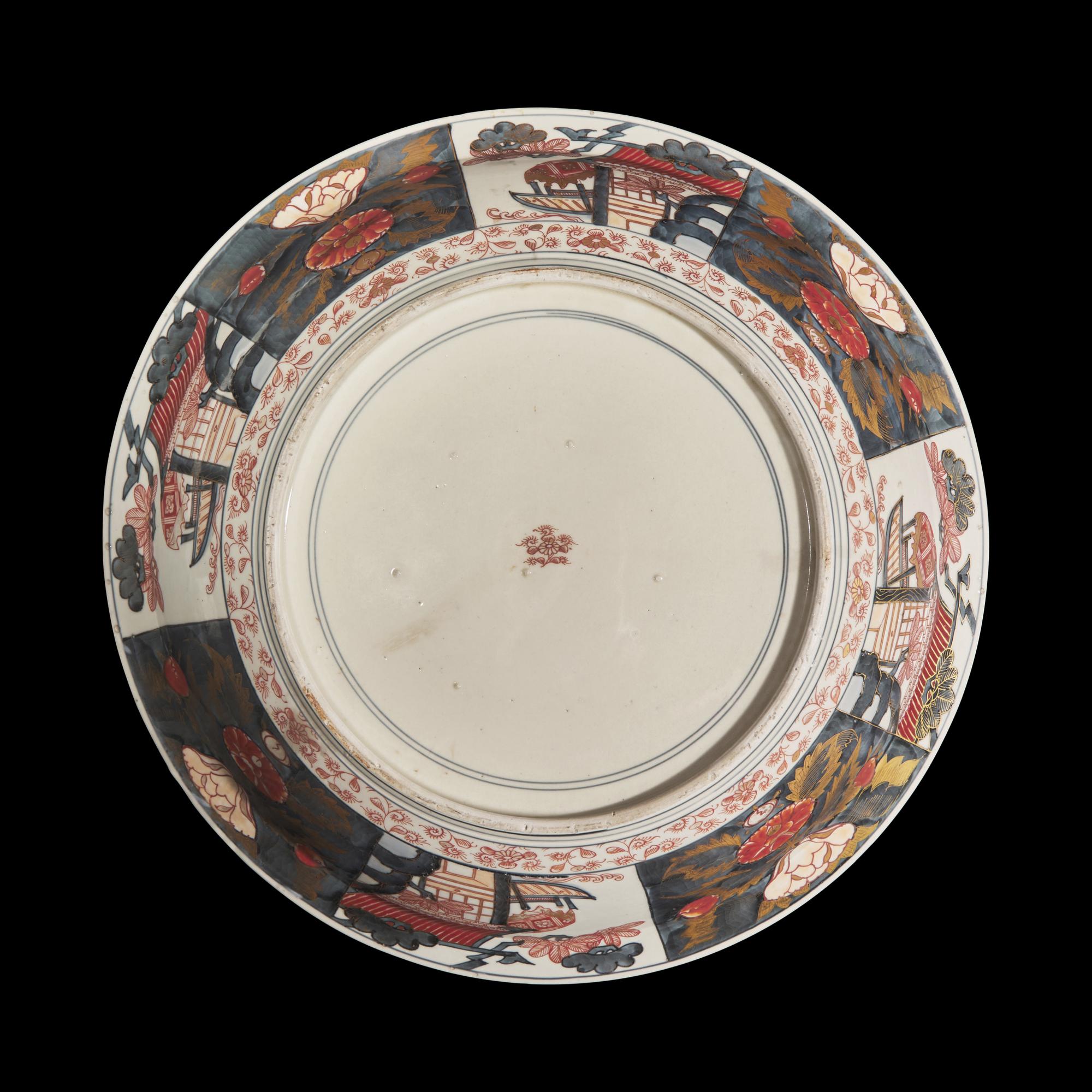 A Very Large Japanese Imari Porcelain Dish, Circa 1700-1750 日本 1700-1750 伊萬里烧花卉紋賞盤