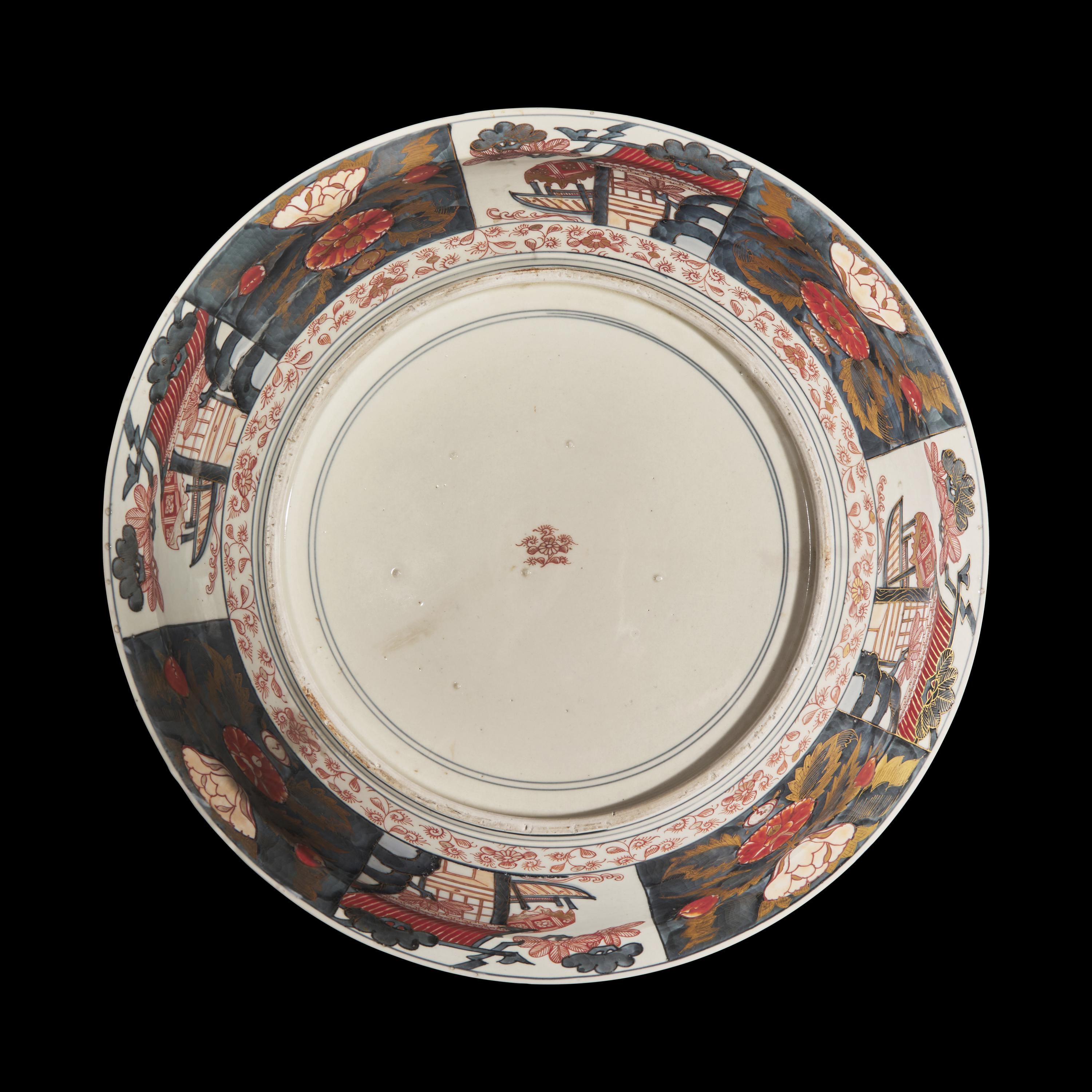 A Very Large Japanese Imari Porcelain Dish, Circa 1700-1750 日本 1700-1750 伊萬里烧花卉紋賞盤