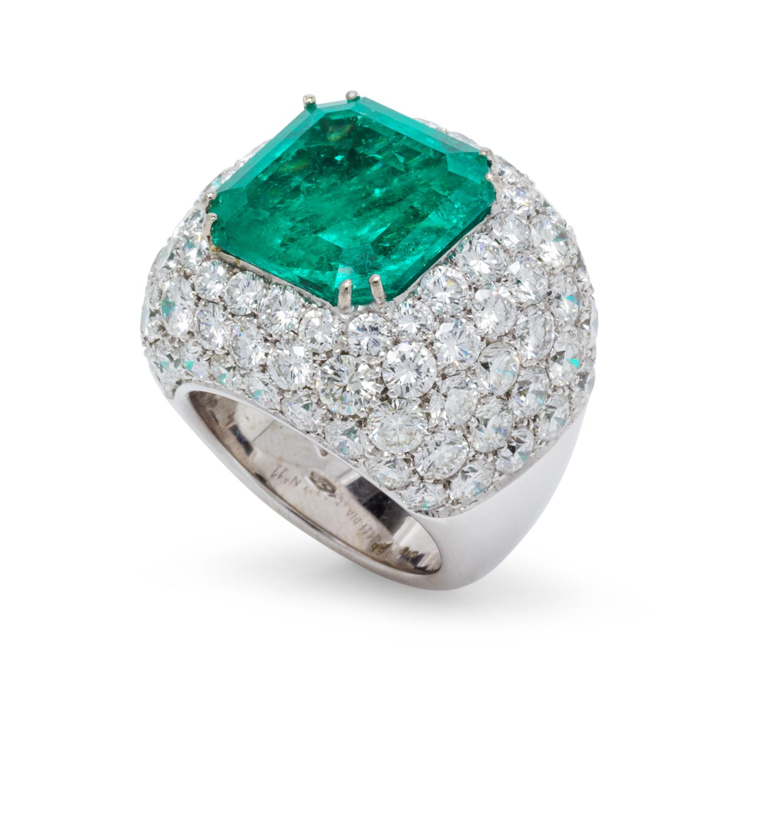 An 18 Karat White Gold, Emerald and Diamond Ring, 21.40 dwts.