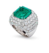 An 18 Karat White Gold, Emerald and Diamond Ring, 21.40 dwts.