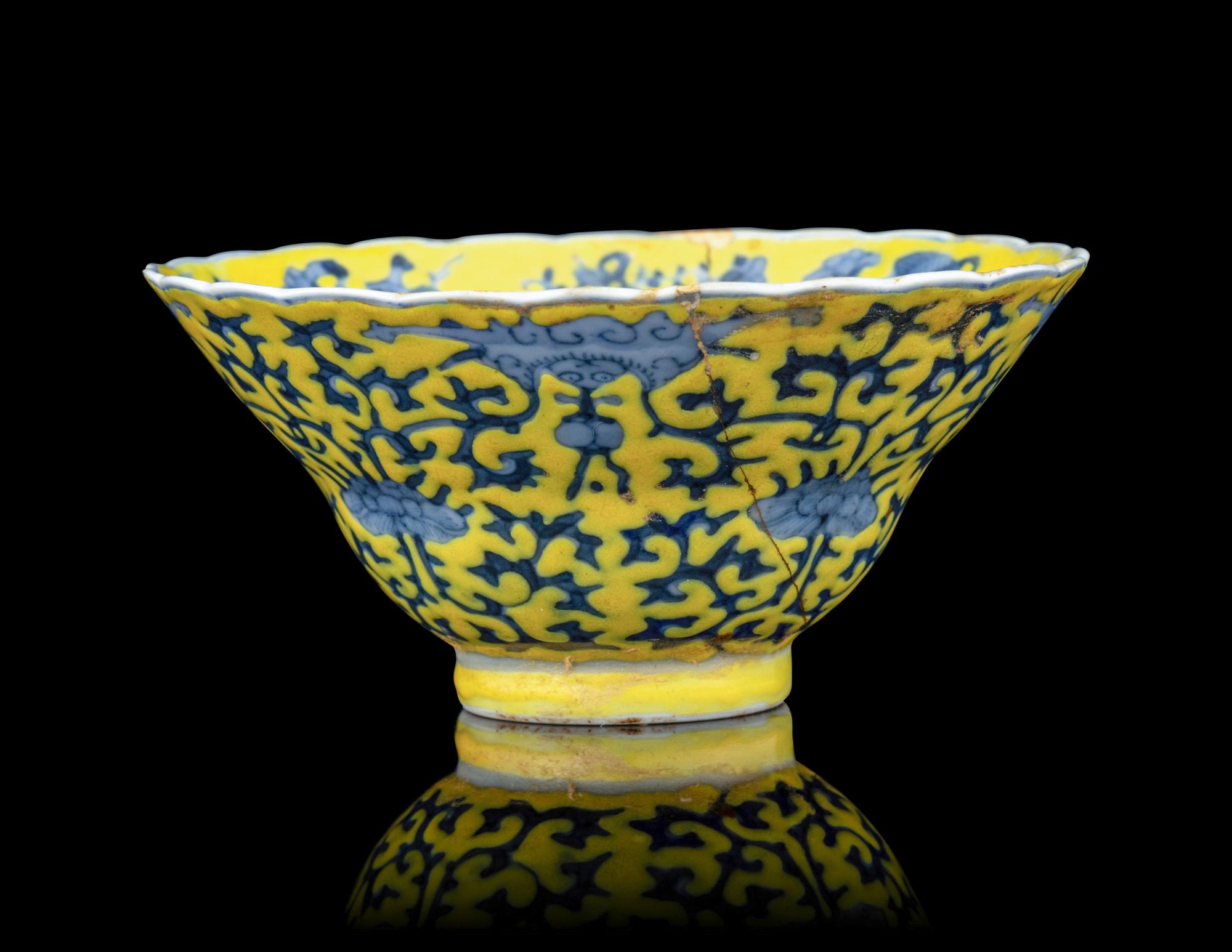 A Chinese Yellow Ground Blue and White Porcelain Ogee Cup