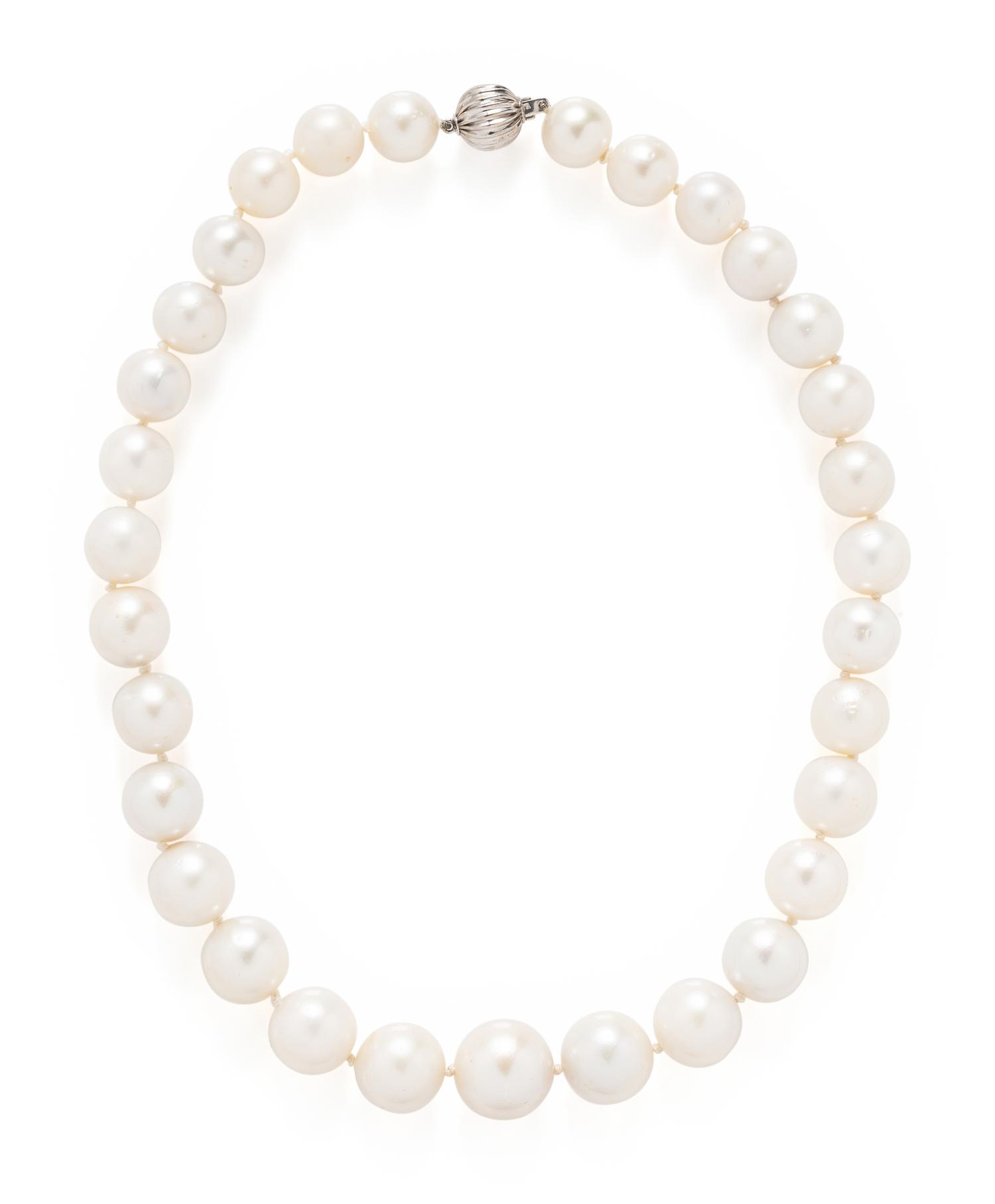 WHITE GOLD AND CULTURED SOUTH SEA PEARL NECKLACE